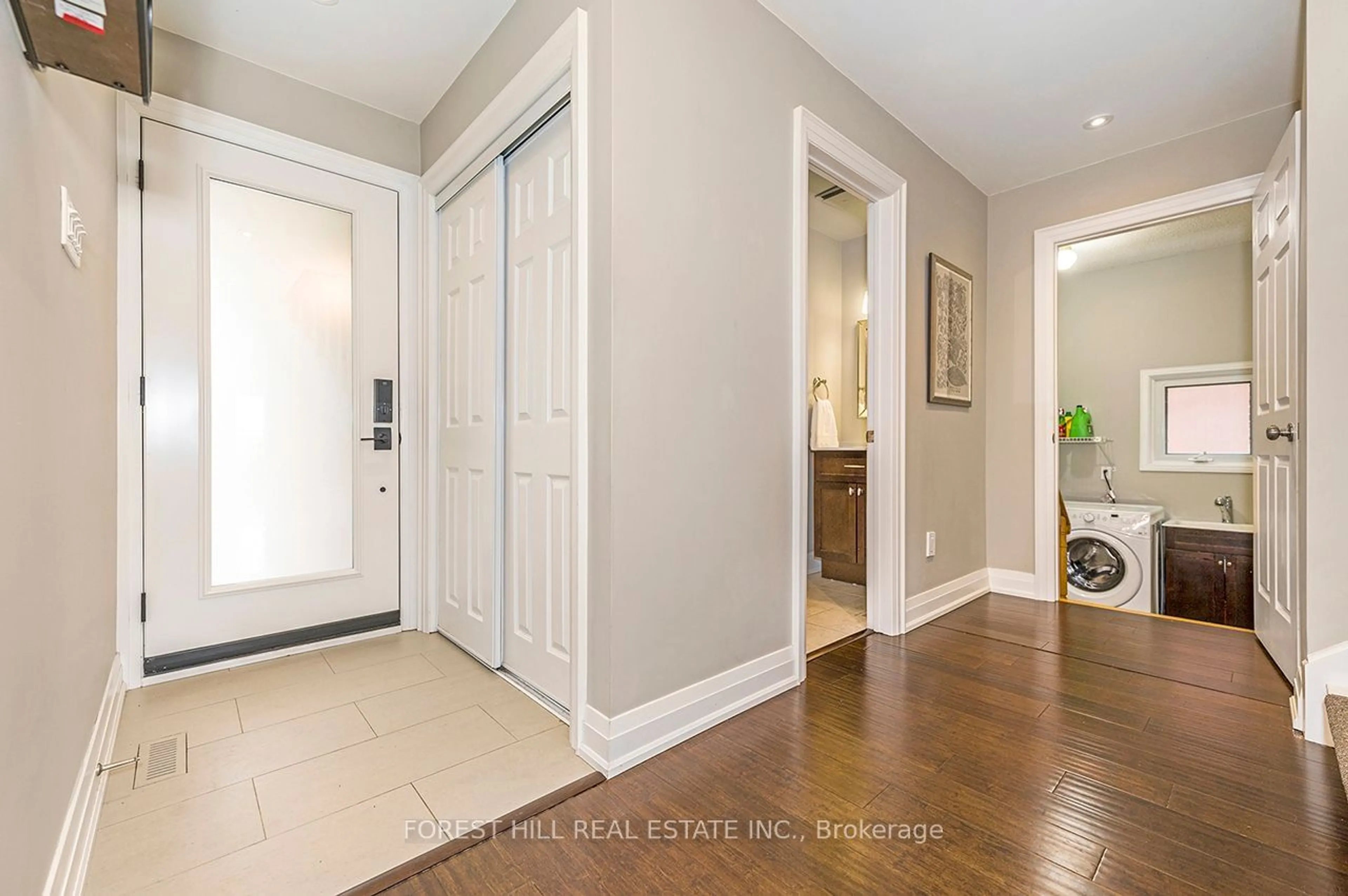 Indoor entryway for 1030 Hedge Dr, Mississauga Ontario L4Y 1G2