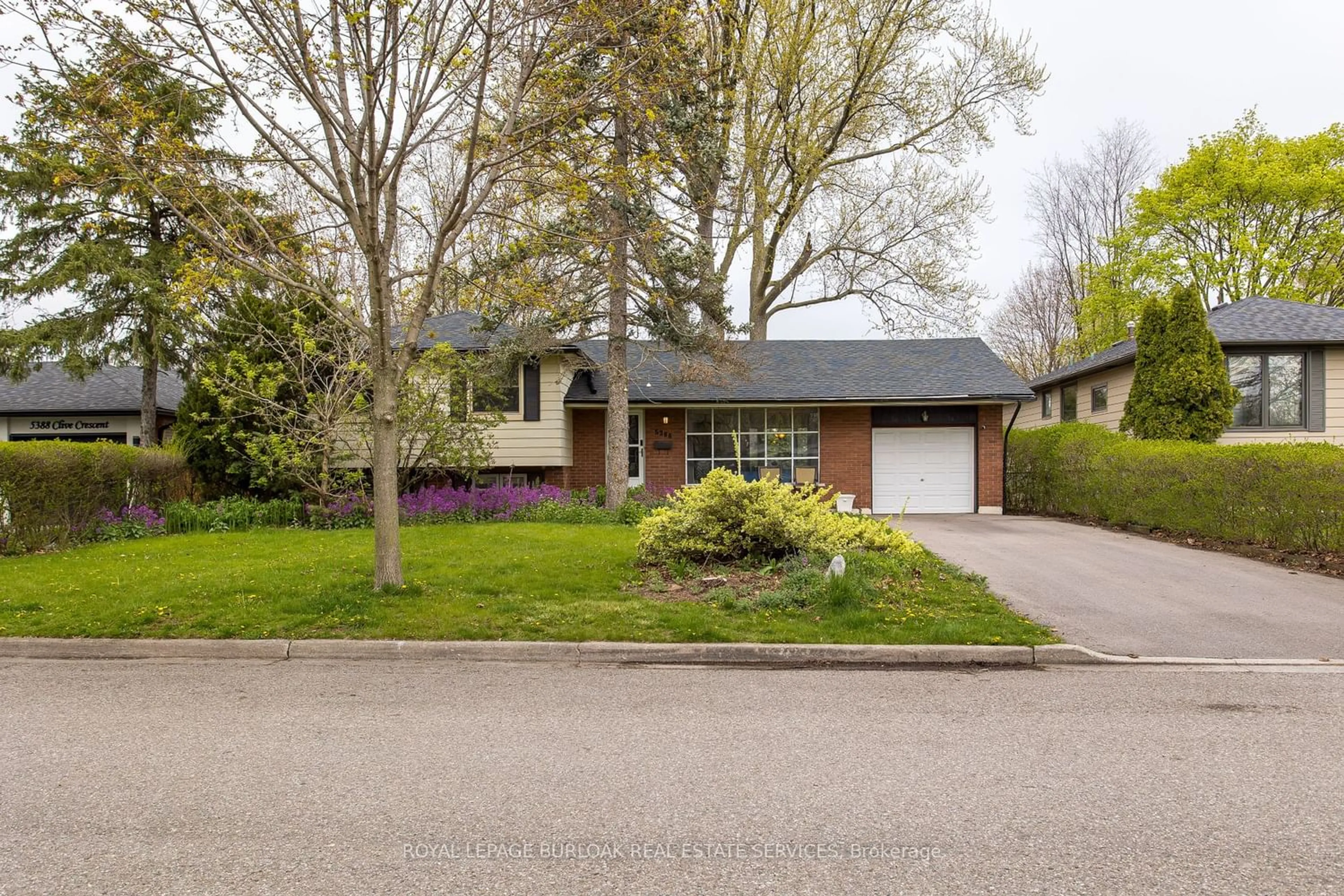 Frontside or backside of a home for 5386 Clive Cres, Burlington Ontario L7L 3P1