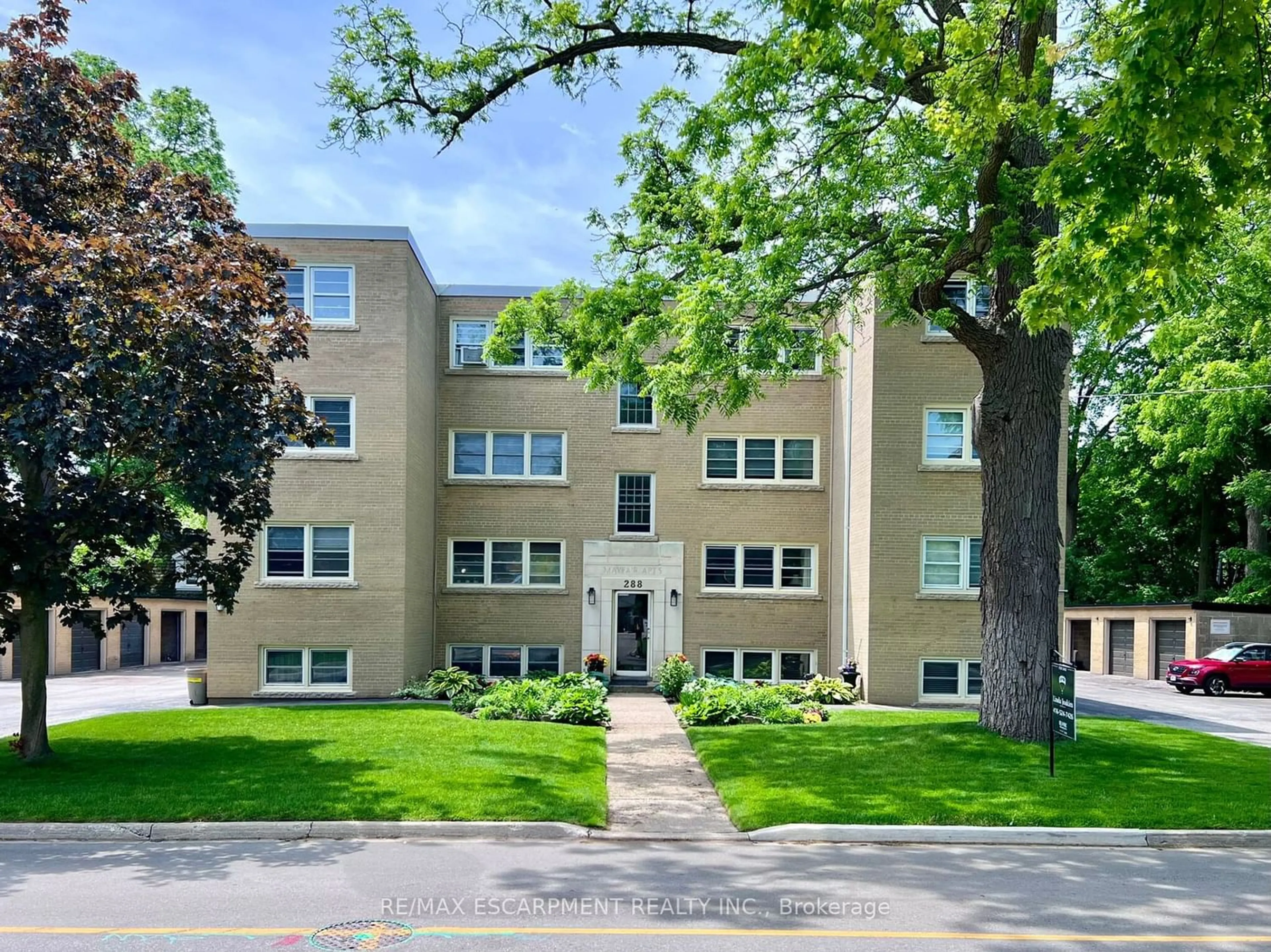 A pic from exterior of the house or condo for 288 Reynolds St #1, Oakville Ontario L6J 3L4