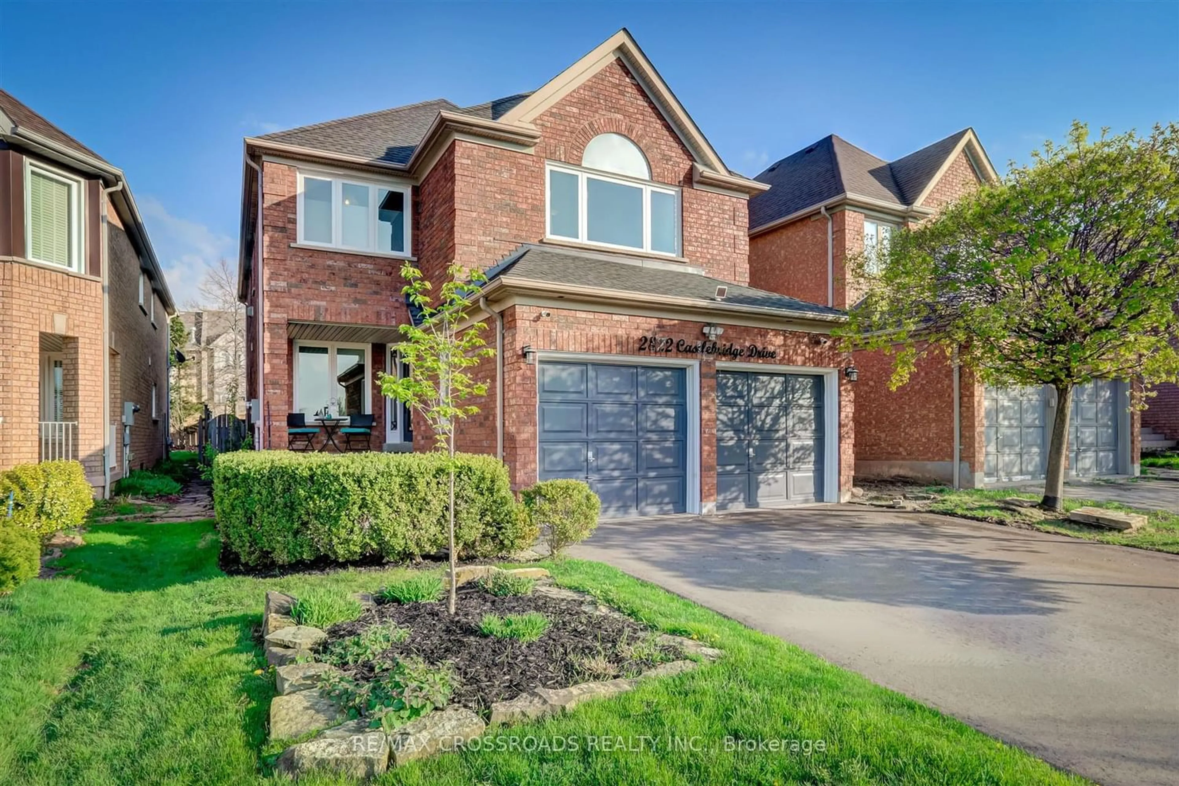 Home with brick exterior material for 2822 Castlebridge Dr, Mississauga Ontario L5M 5T5