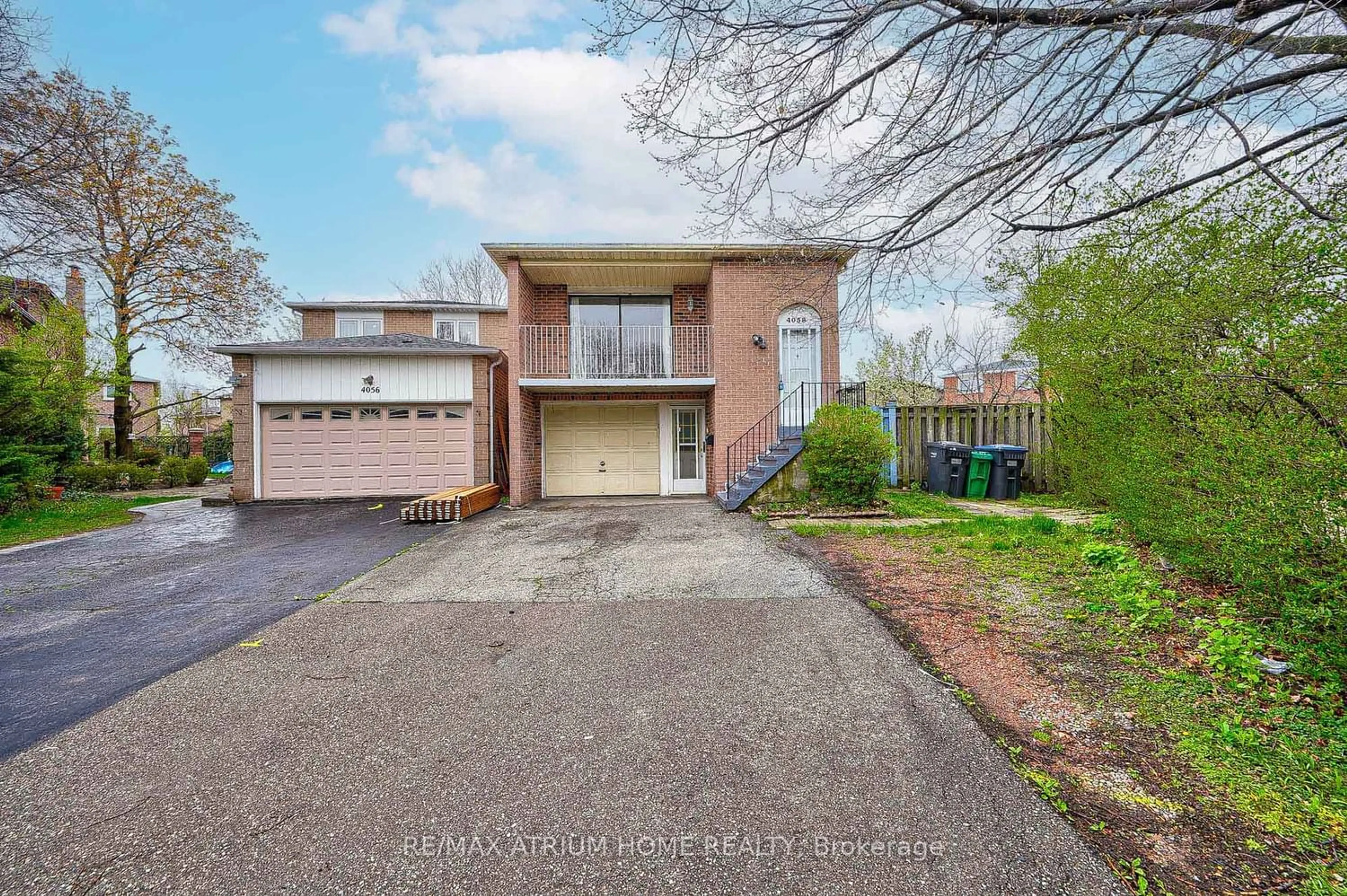 Frontside or backside of a home for 4058 Fuchsia Pl, Mississauga Ontario L5C 3S9