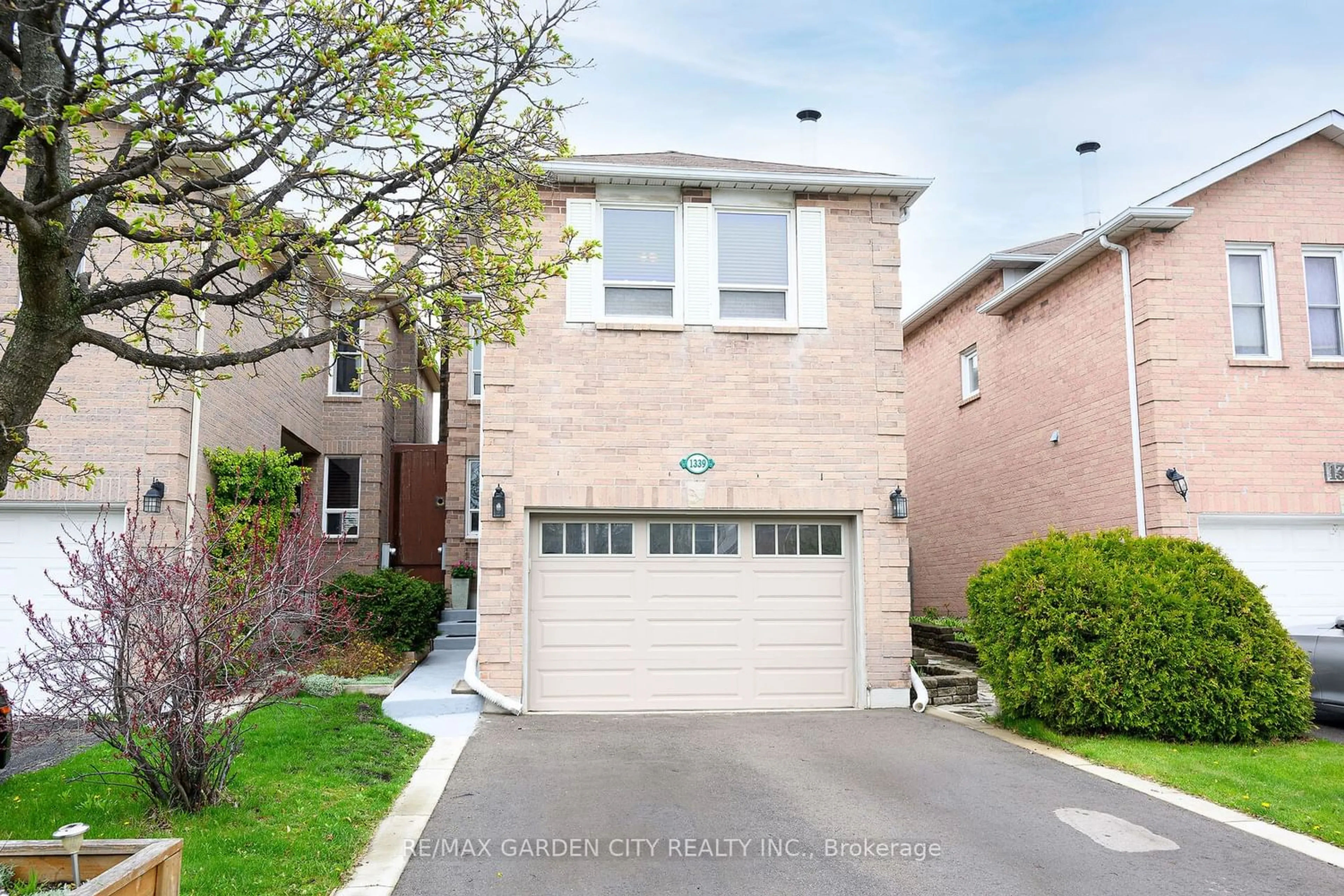 A pic from exterior of the house or condo for 1339 Hazel Mccleary Dr, Oakville Ontario L6J 7A9
