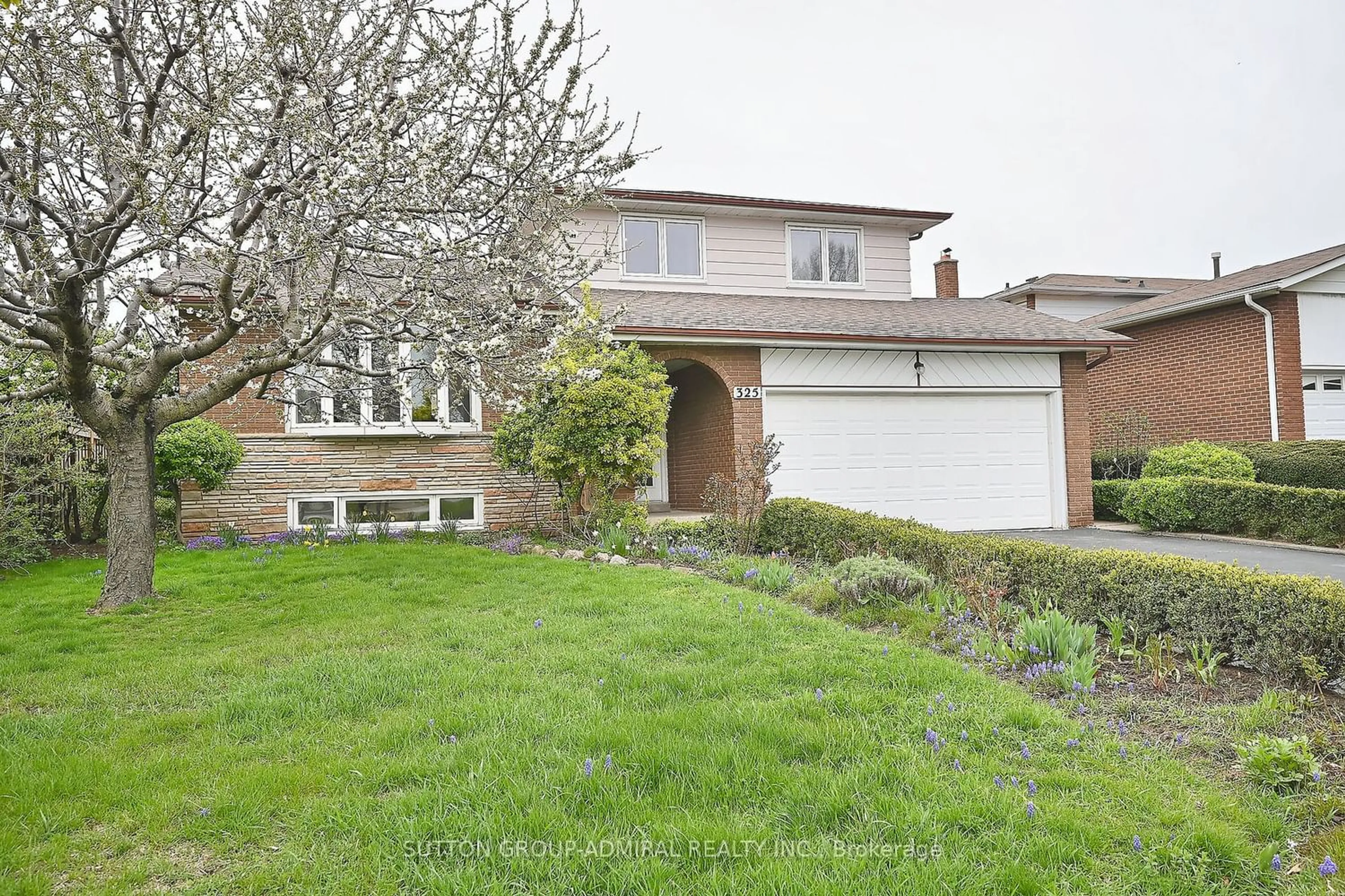 Frontside or backside of a home for 325 Ulric Cres, Oakville Ontario L6K 3R3