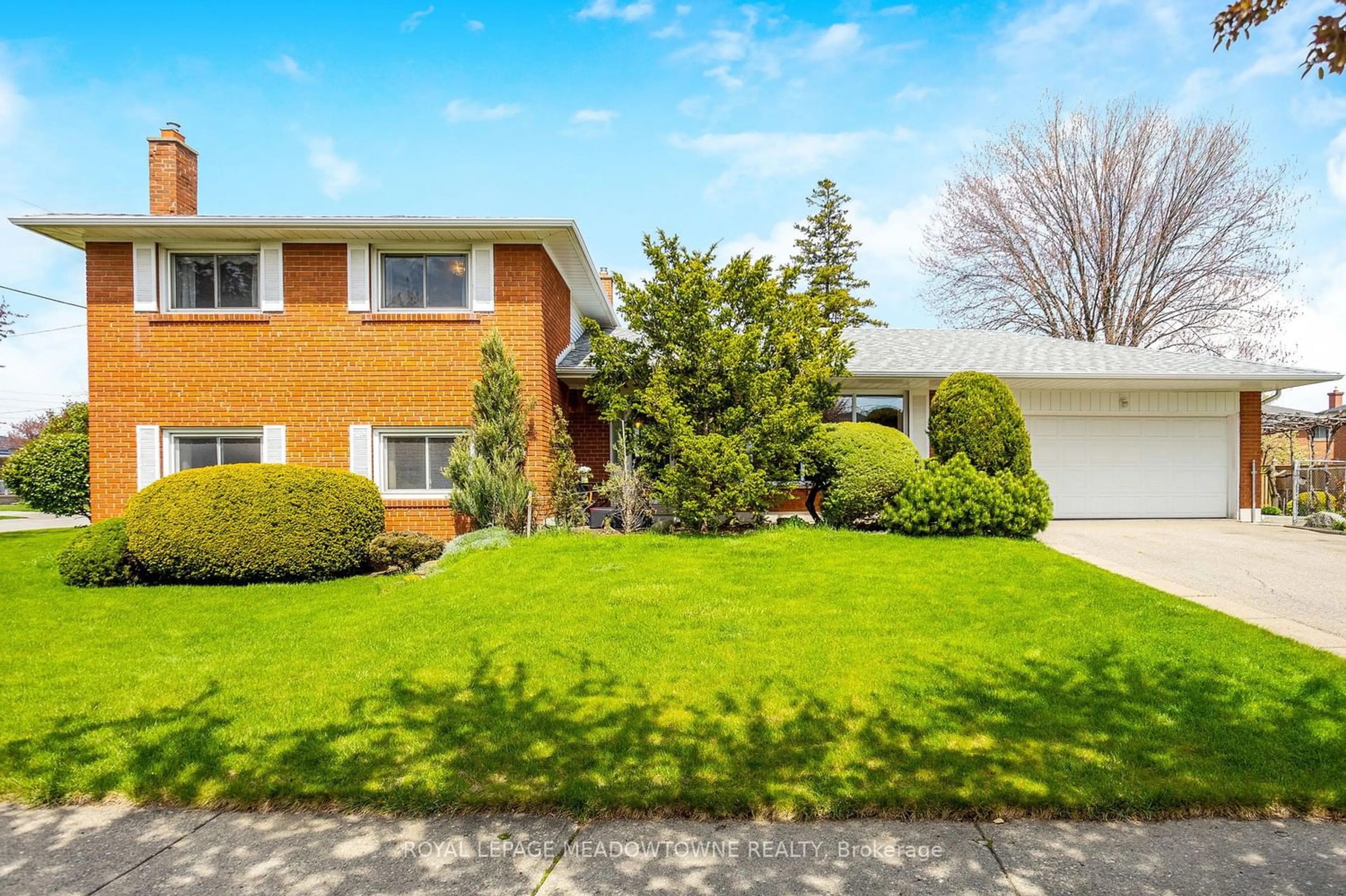 Frontside or backside of a home for 726 Netherton Cres, Mississauga Ontario L4Y 2M4