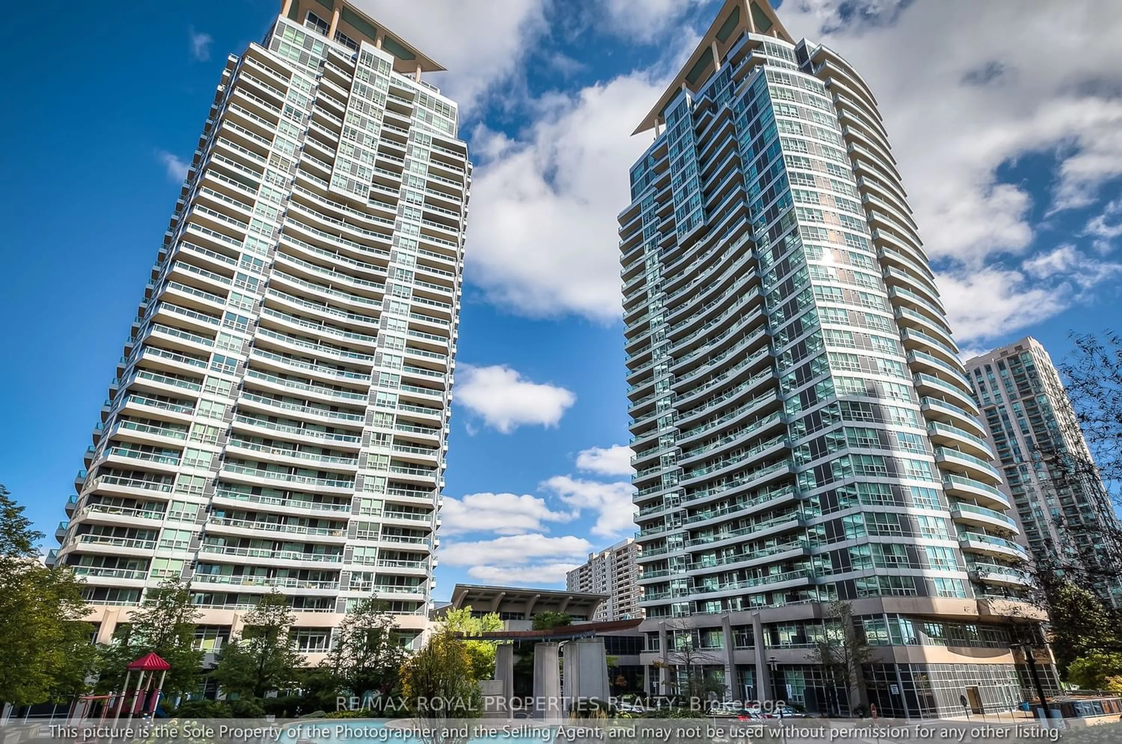 A pic from exterior of the house or condo for 33 Elm Dr #1803, Mississauga Ontario L5B 4M2