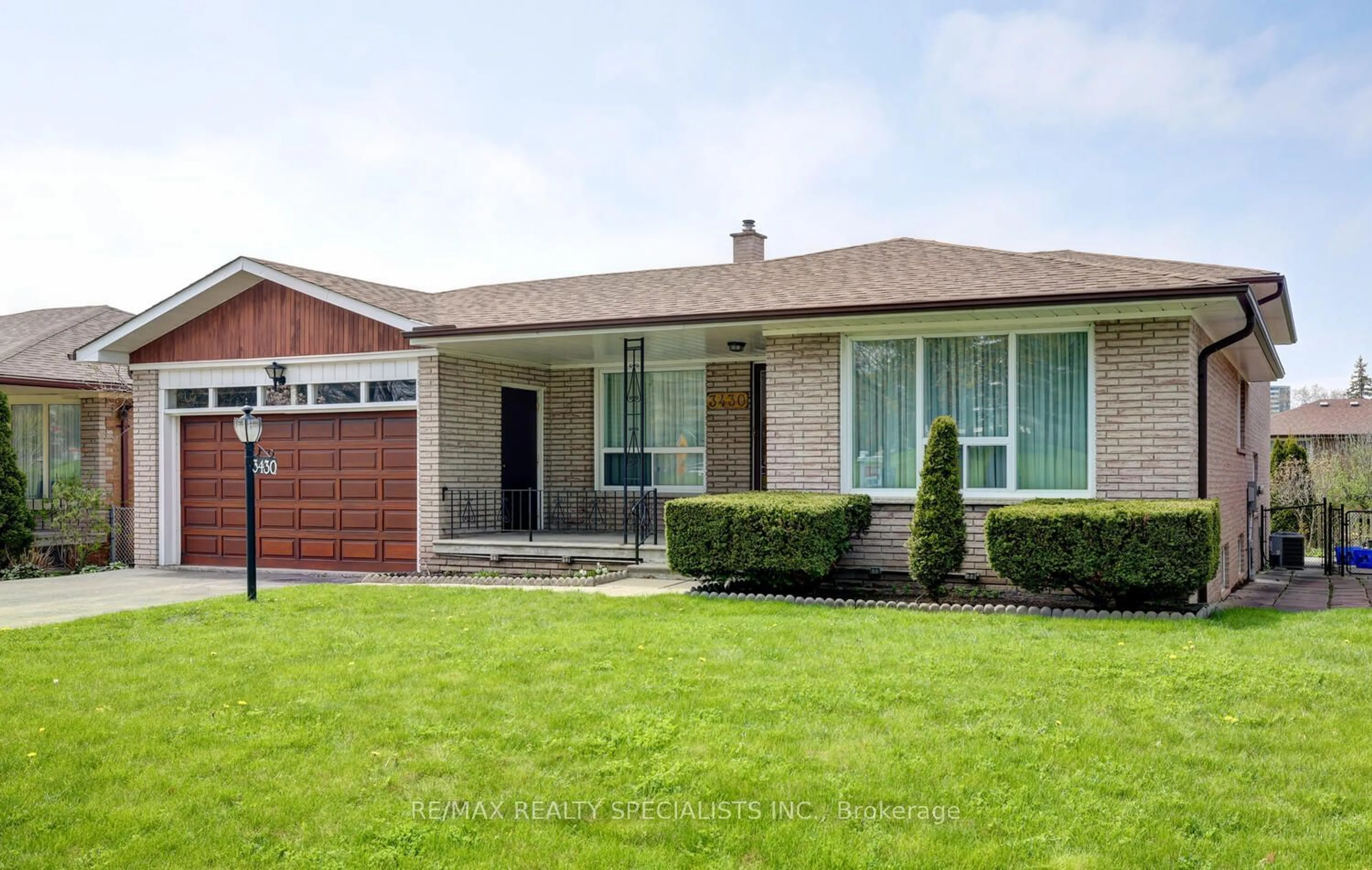 Home with brick exterior material for 3430 Golden Orchard Dr, Mississauga Ontario L4Y 3H6