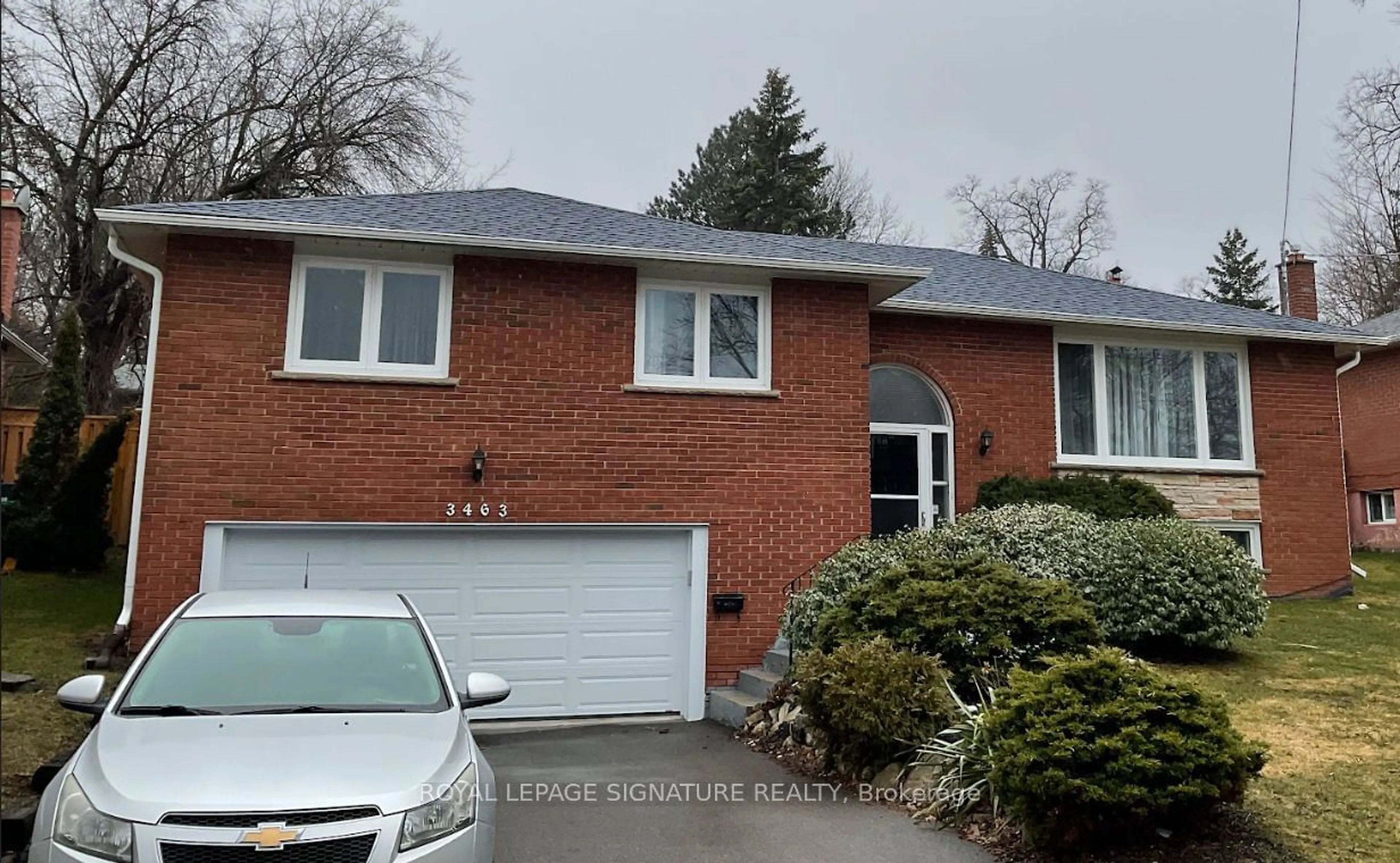 Home with brick exterior material for 3463 Credit Heights Dr, Mississauga Ontario L5C 2M2
