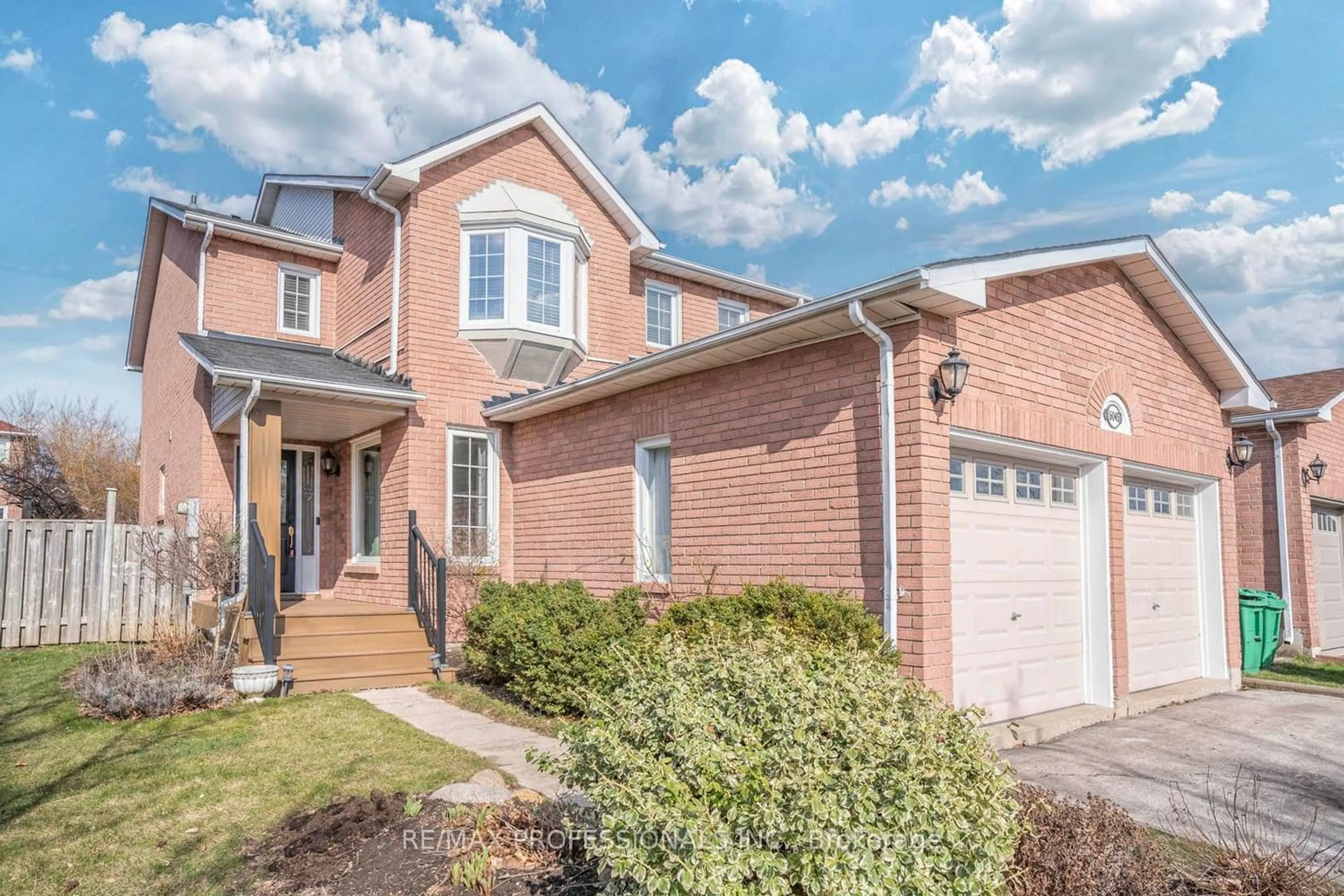 Home with brick exterior material for 6045 Grossbeak Dr, Mississauga Ontario L5N 5W9