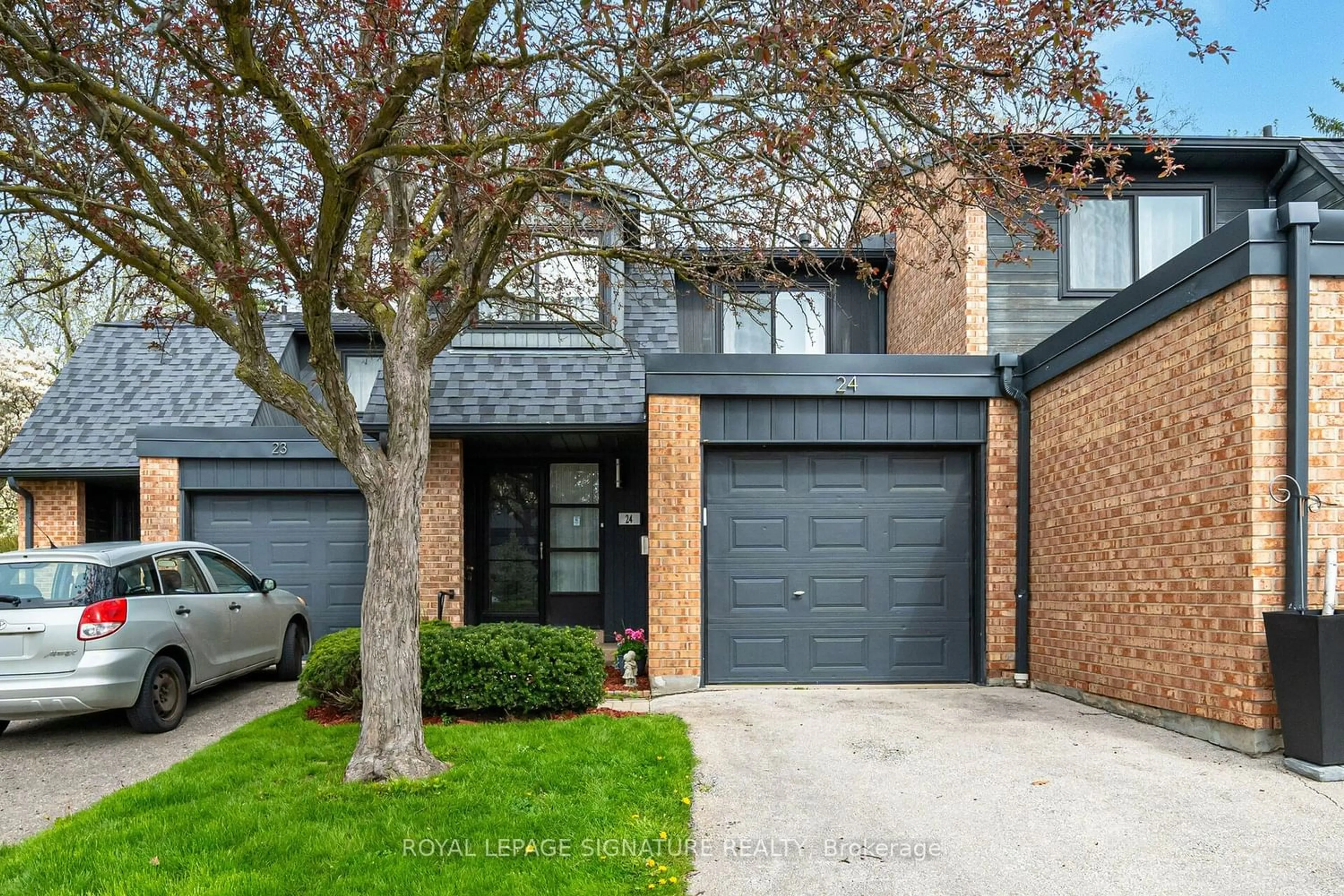 Home with brick exterior material for 20 Mineola Rd #24, Mississauga Ontario L5G 4N9
