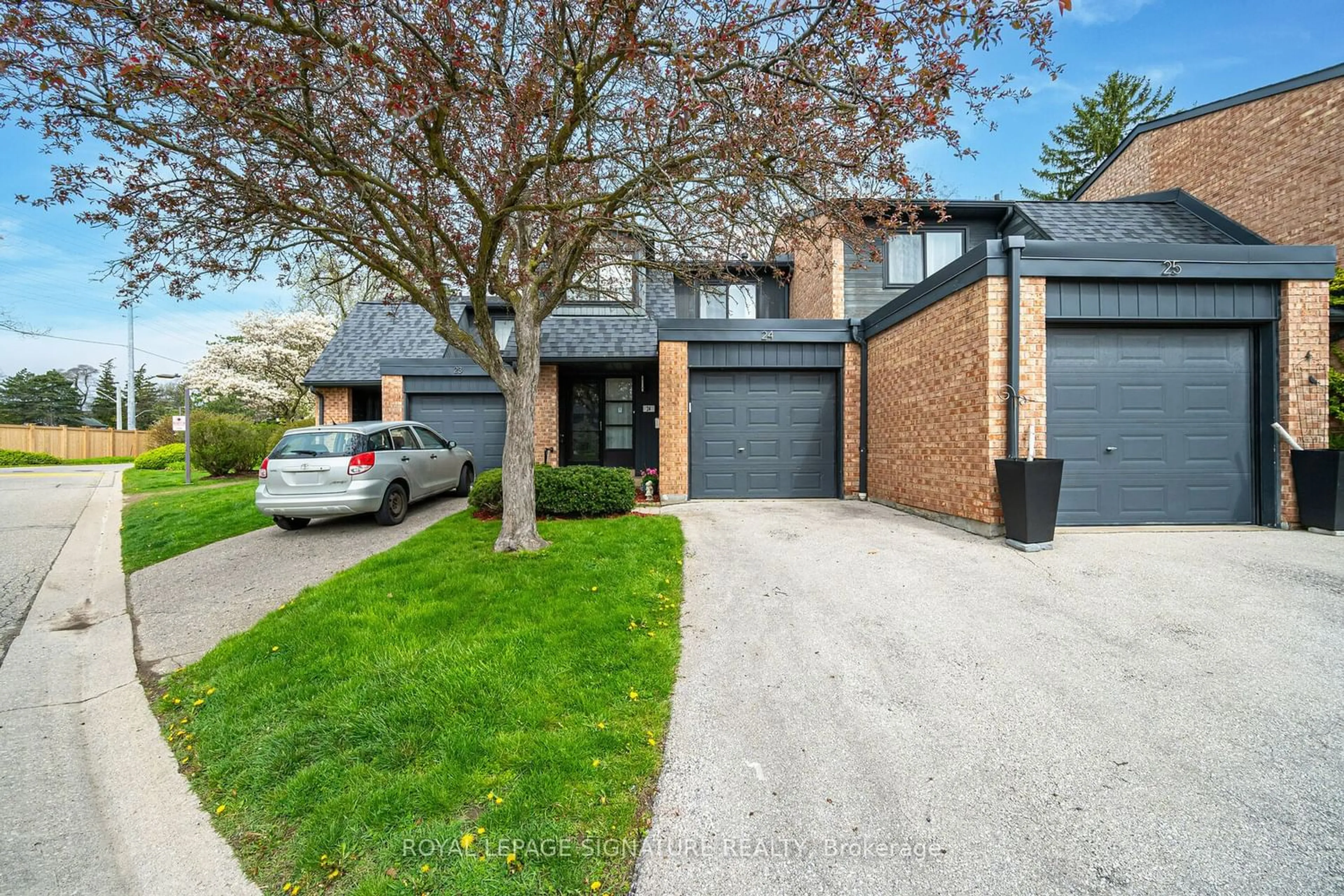 Home with brick exterior material for 20 Mineola Rd #24, Mississauga Ontario L5G 4N9