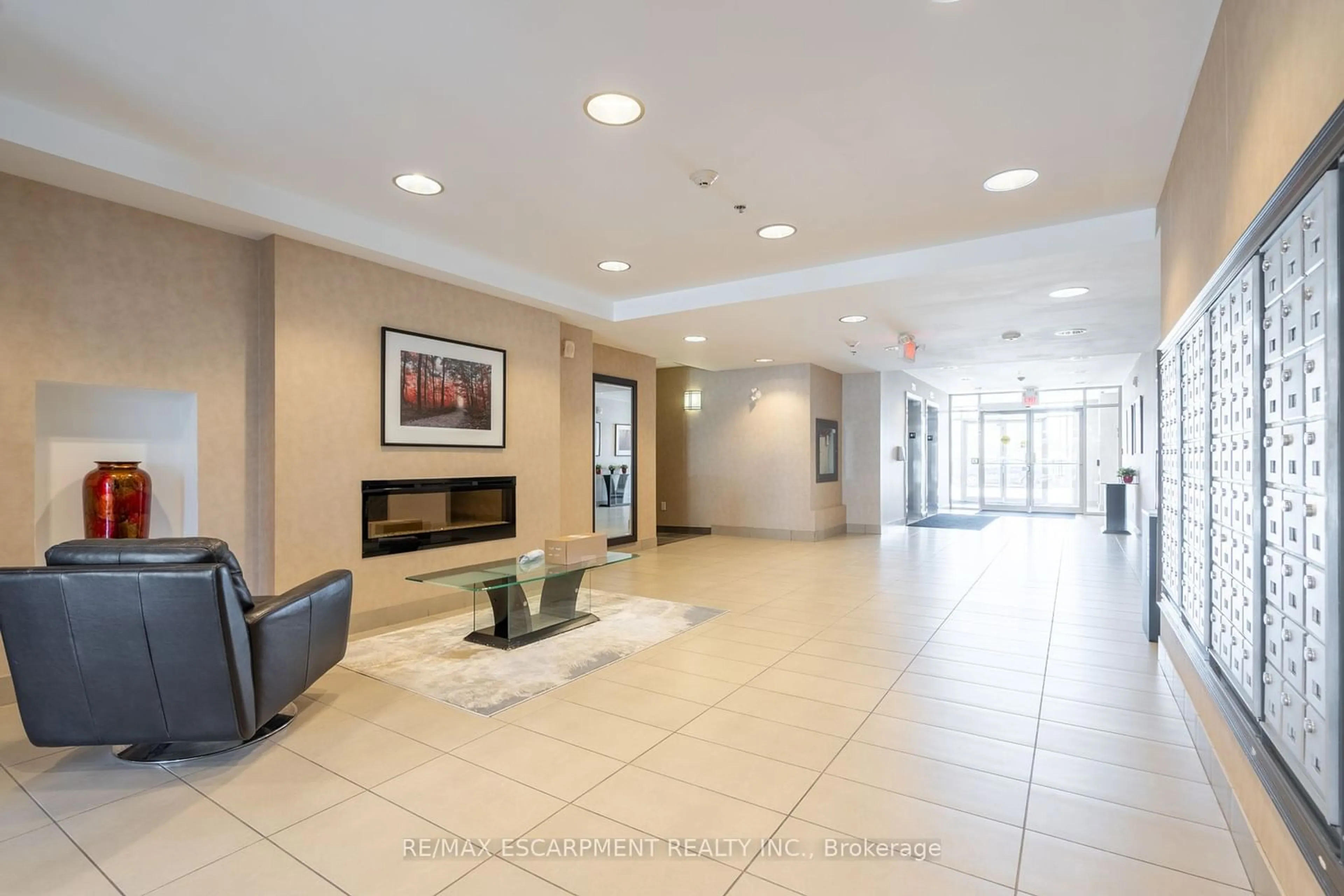 Indoor lobby for 5317 Upper Middle Rd #128, Burlington Ontario L7L 0G8
