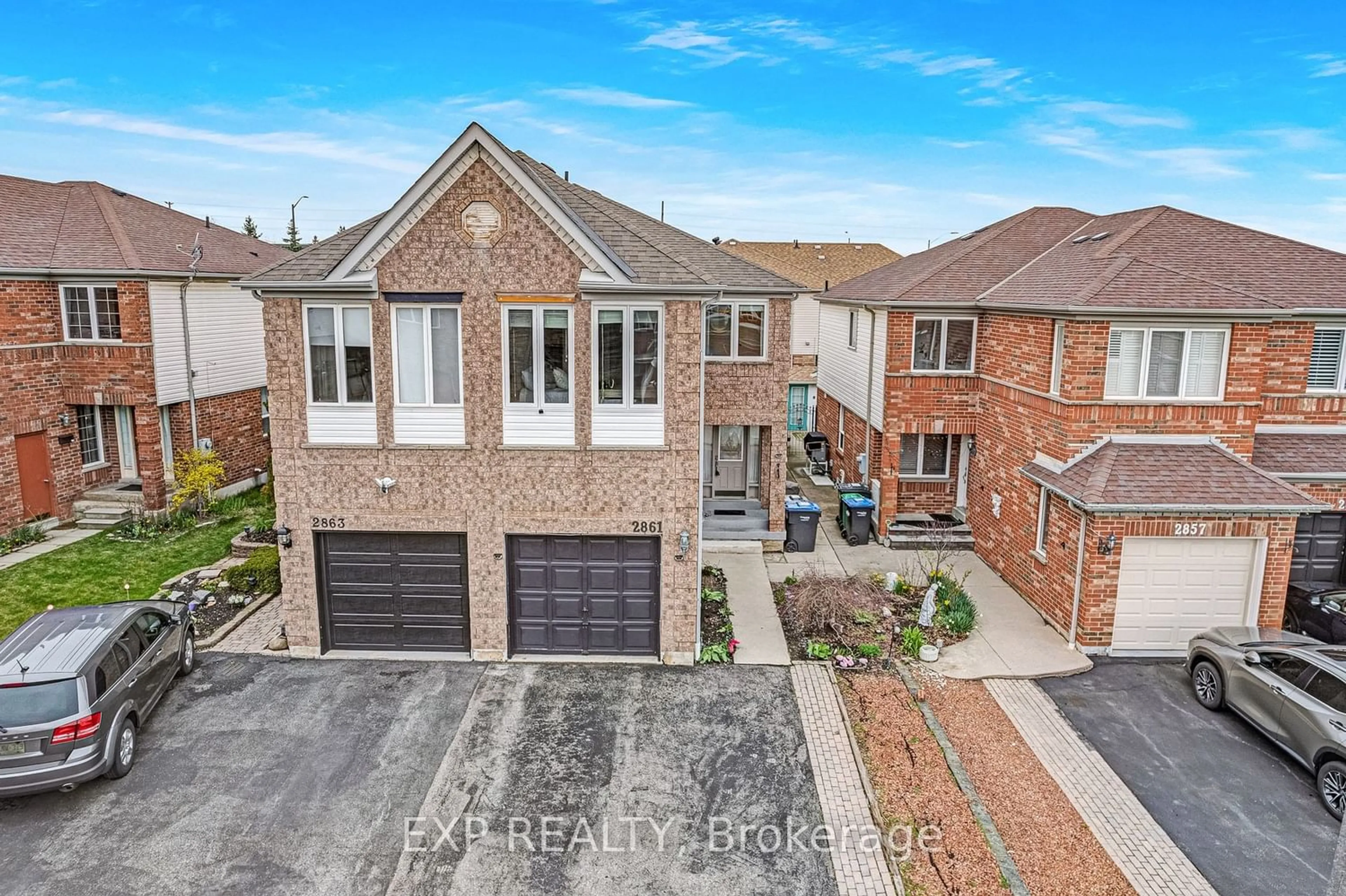 Home with brick exterior material for 2861 Westbury Crt, Mississauga Ontario L5M 6B3