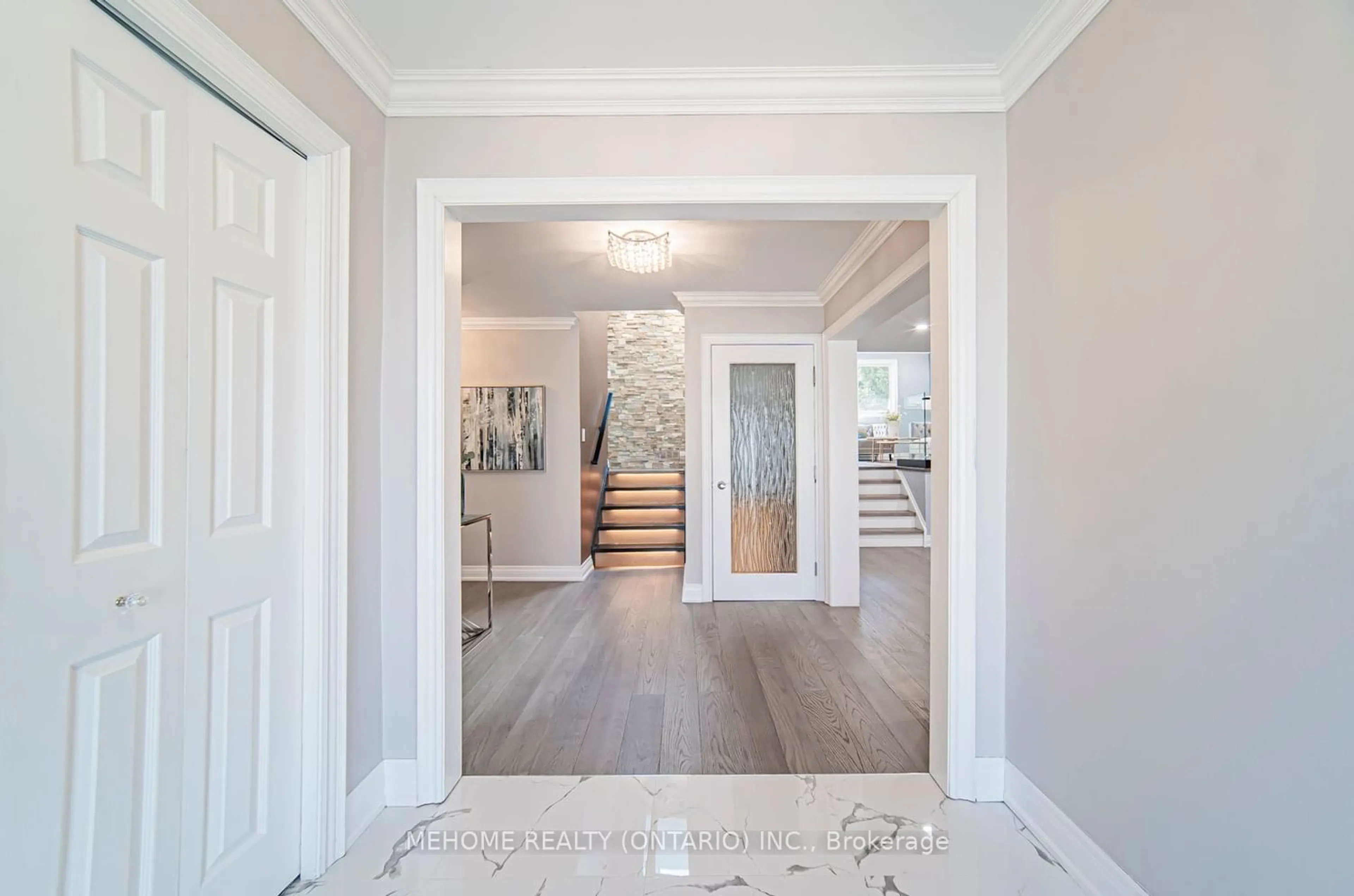 Indoor entryway for 878 Silver Birch Tr, Mississauga Ontario L5J 4C1