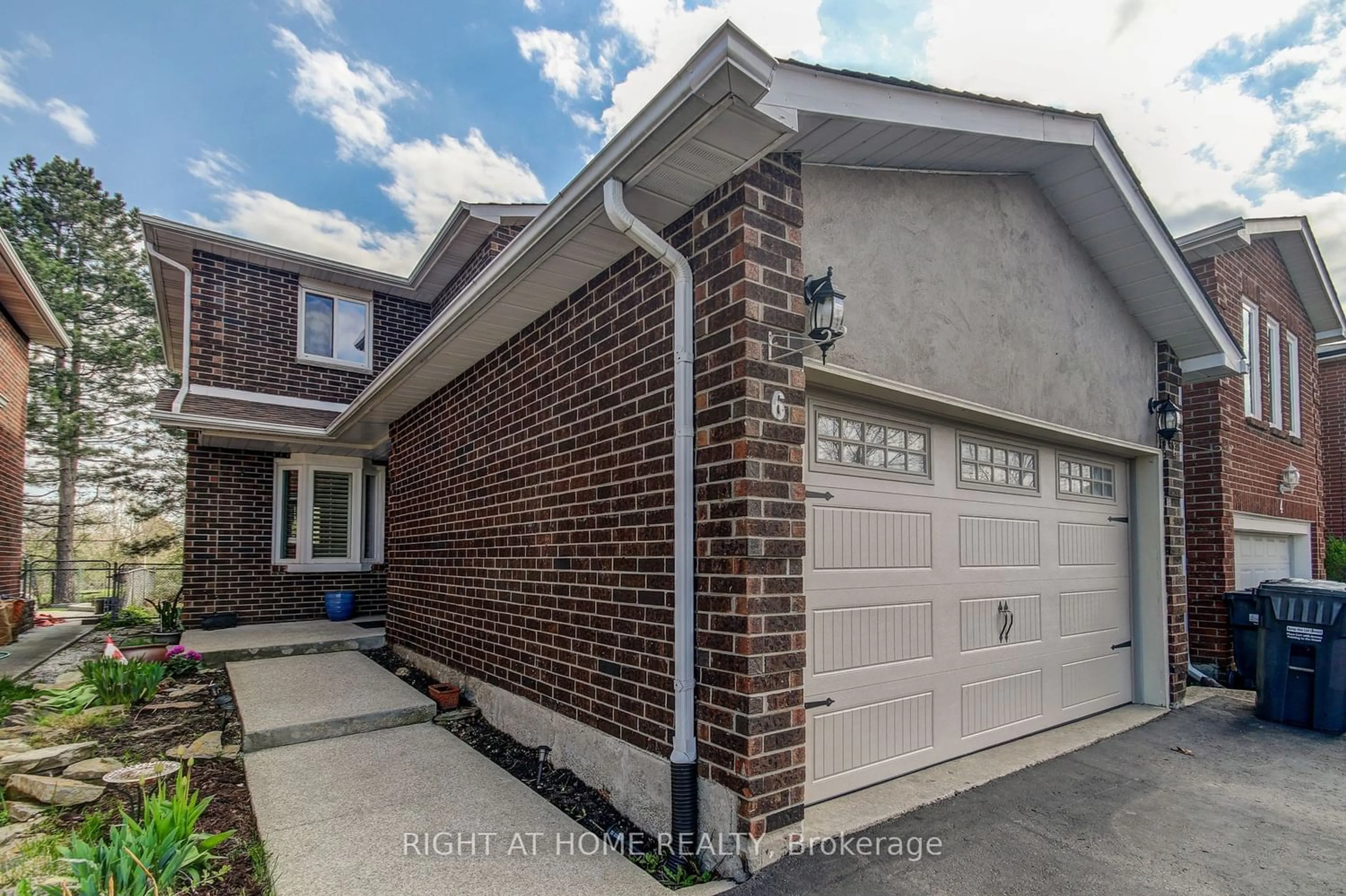 Home with brick exterior material for 6 Willerton Clse, Brampton Ontario L6V 4H3