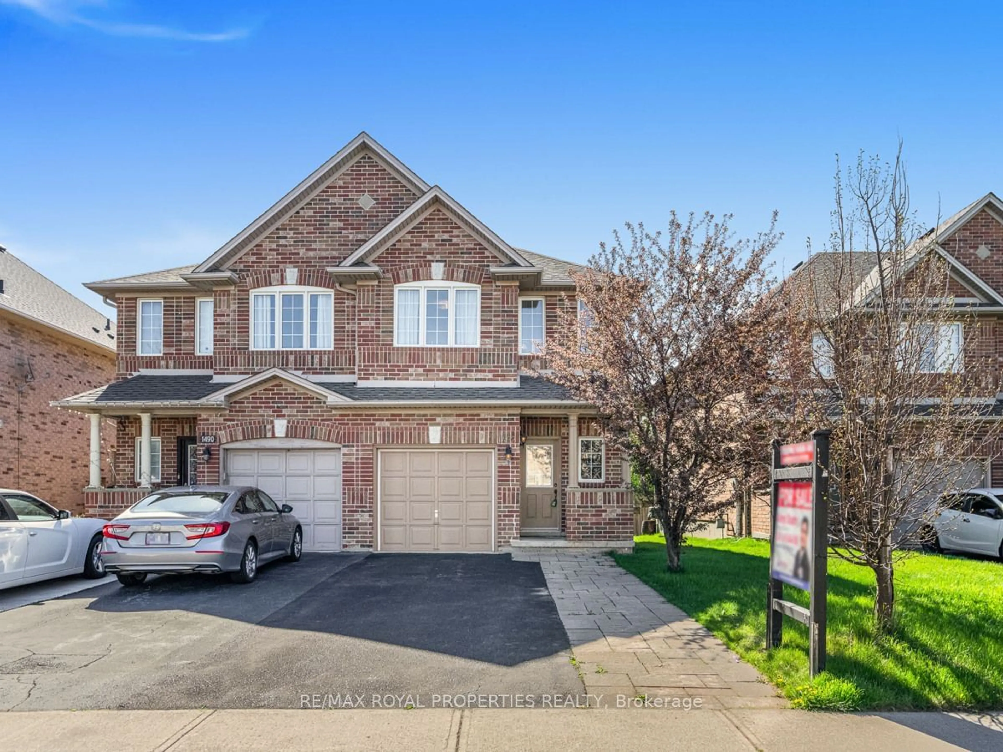A pic from exterior of the house or condo for 1492 Warbler Rd, Oakville Ontario L6M 3Z7