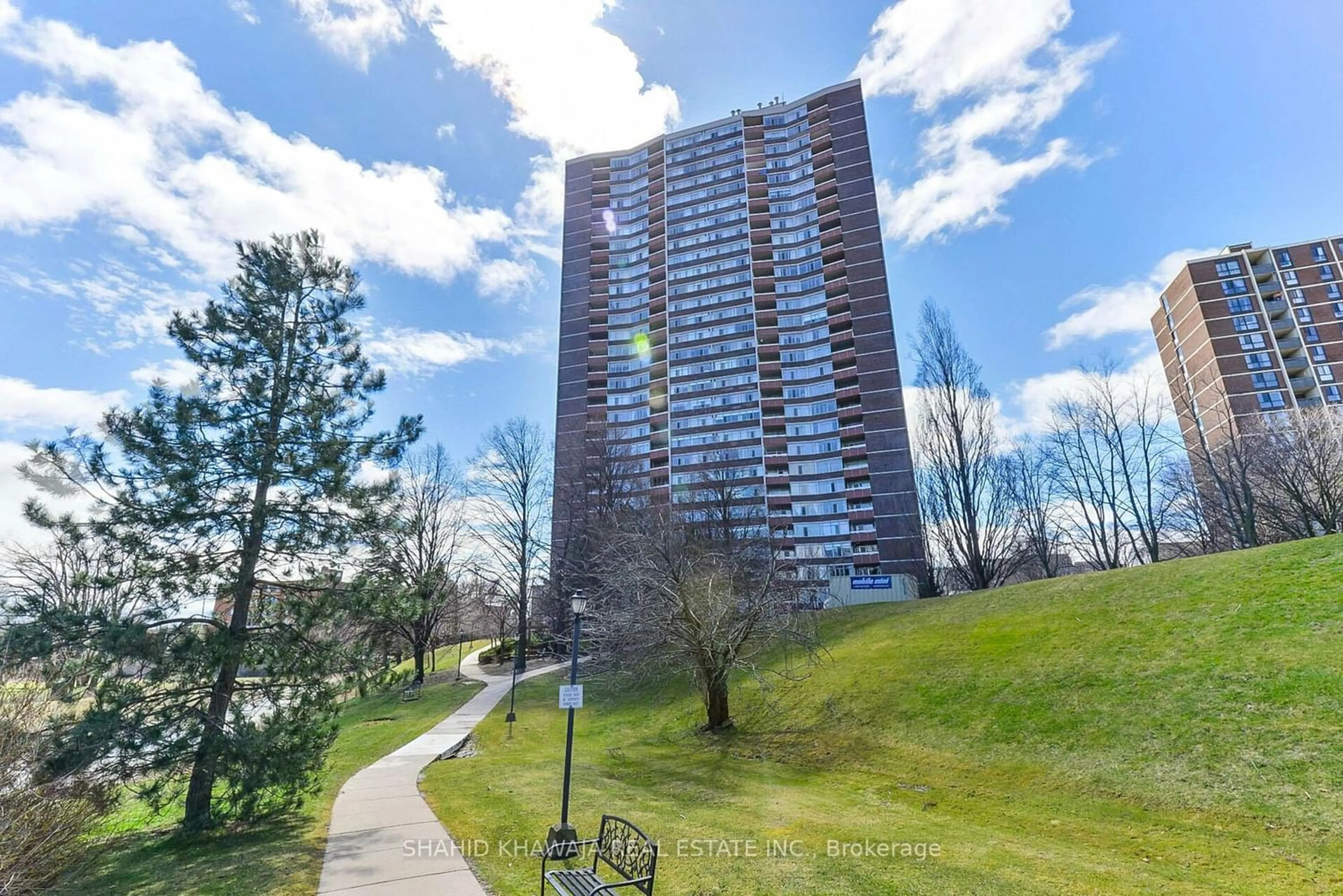 A pic from exterior of the house or condo for 3100 Kirwin Ave #1802, Mississauga Ontario L5A 3S6
