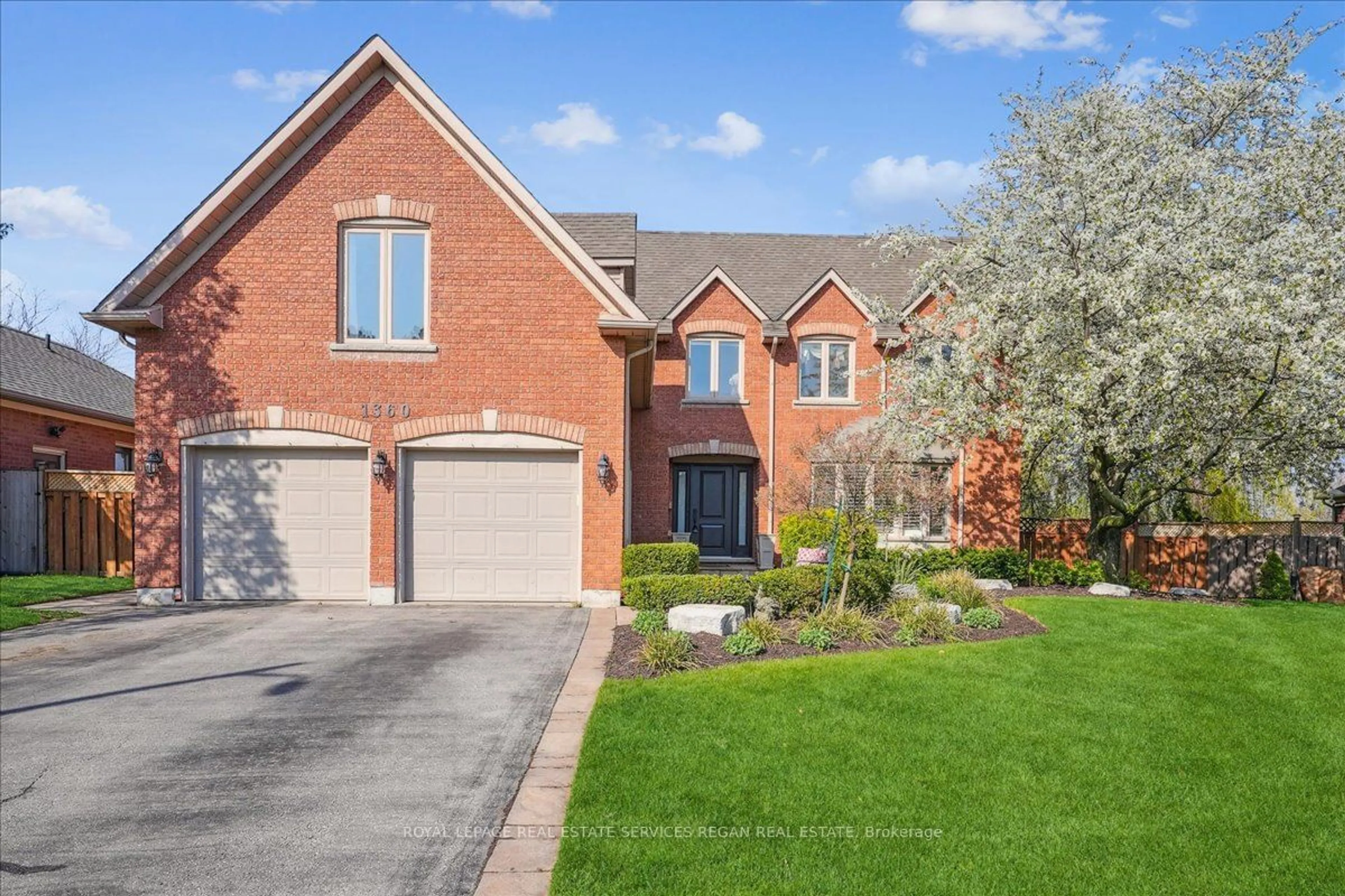 Home with brick exterior material for 1360 Winterberry Dr, Burlington Ontario L7P 4T8