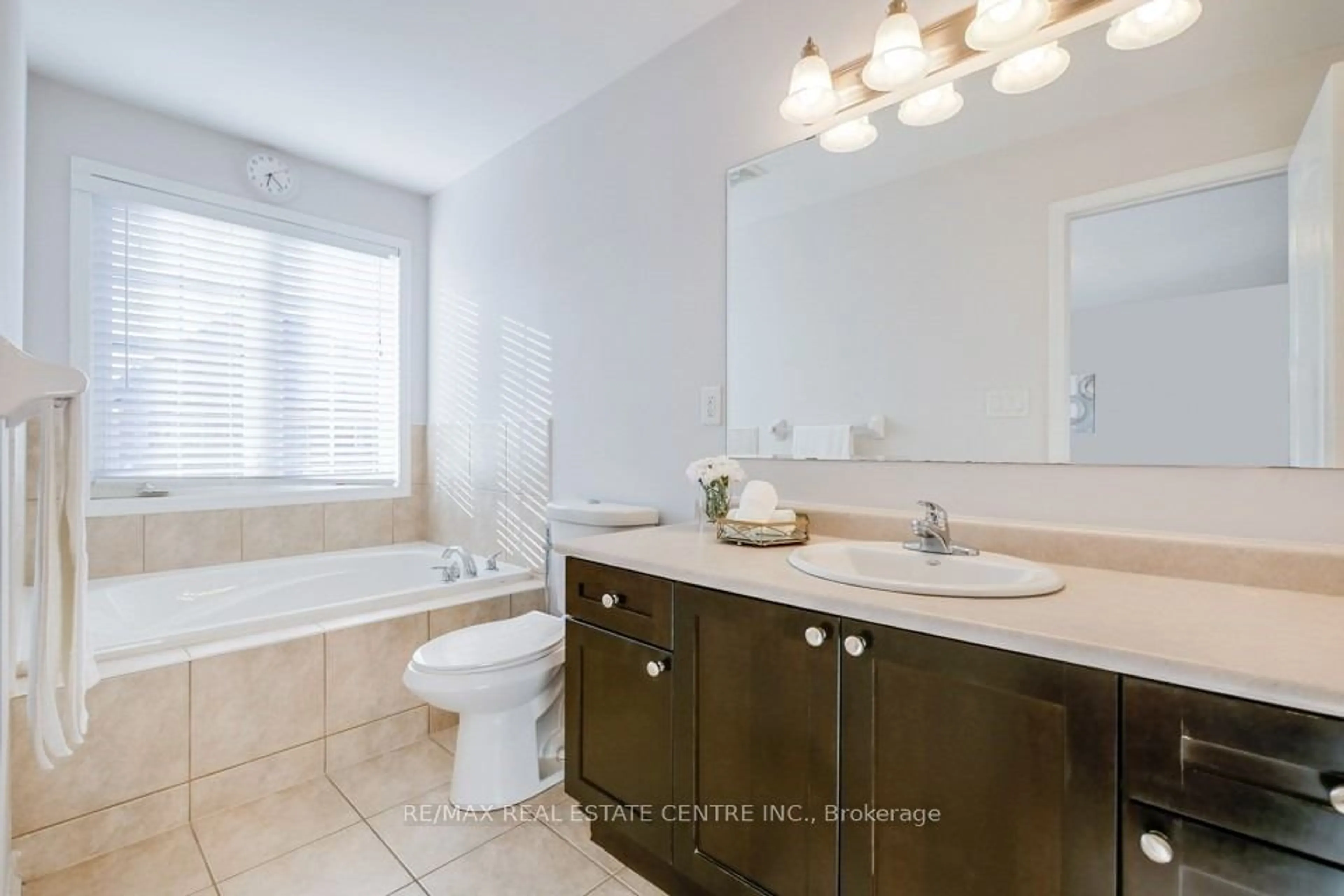 Bathroom for 901 Mctrach Cres, Milton Ontario L9T 1M5
