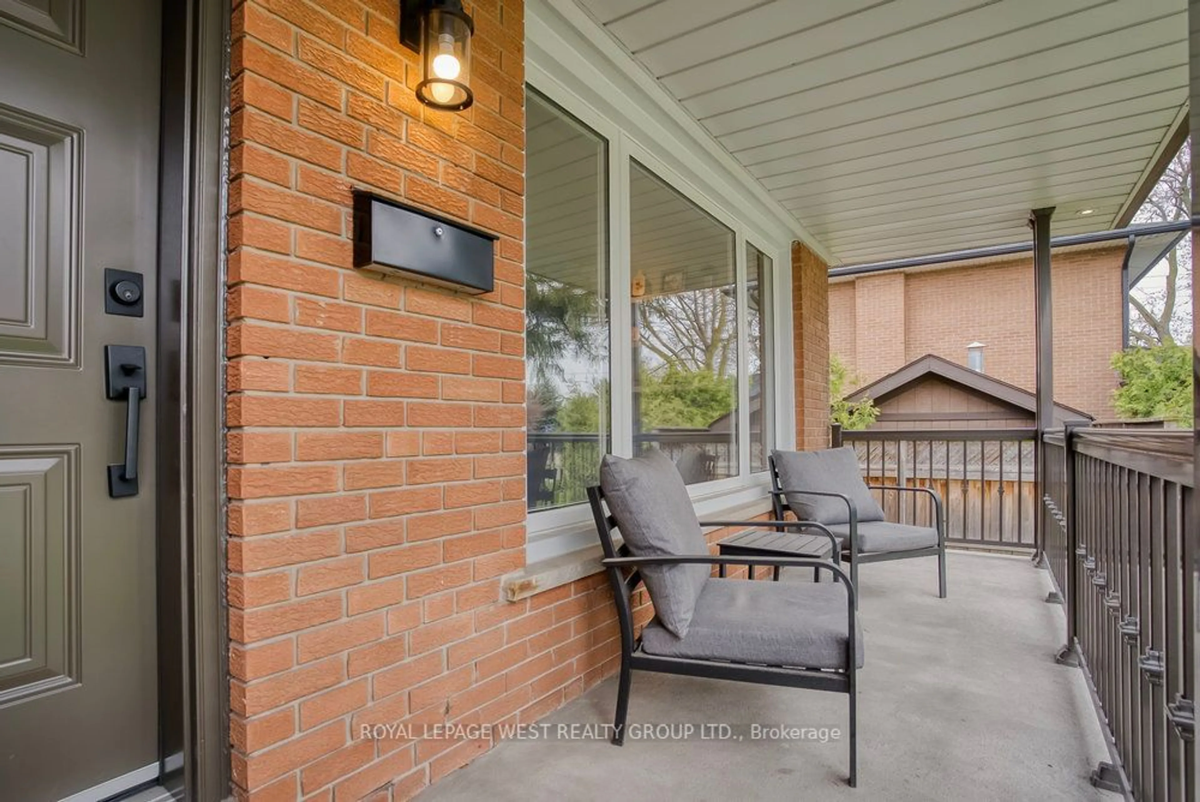 Patio for 2400 Denise Rd, Mississauga Ontario L4X 1J4