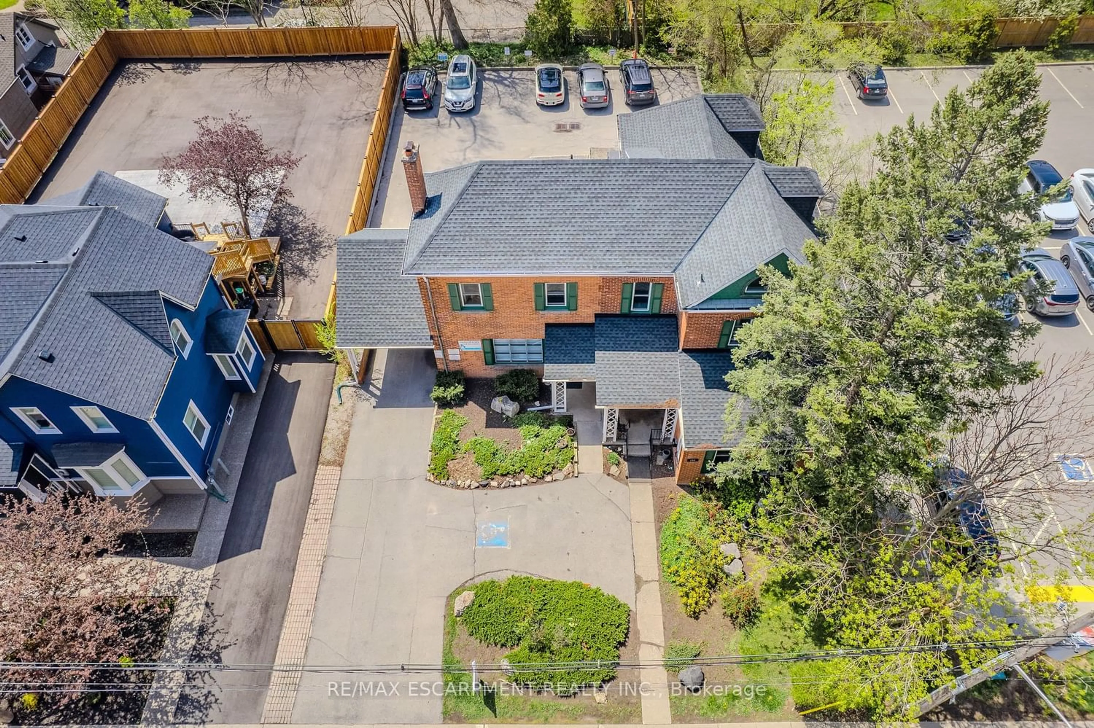 A pic from outside/outdoor area/front of a property/back of a property/a pic from drone, street for 492 Locust St, Burlington Ontario L7S 2R1