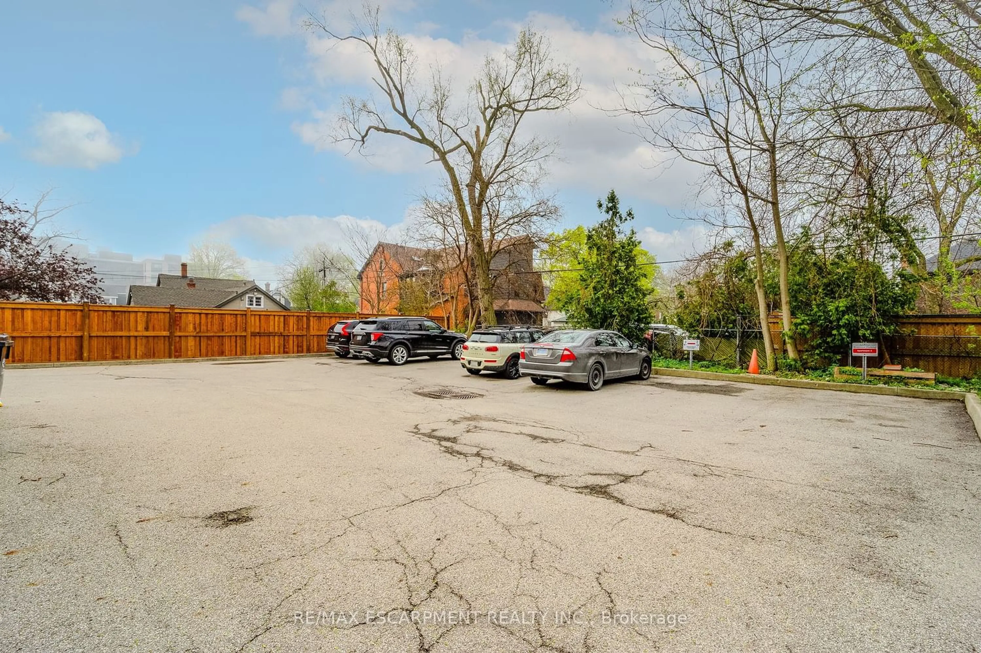 A pic from outside/outdoor area/front of a property/back of a property/a pic from drone, street for 492 Locust St, Burlington Ontario L7S 2R1