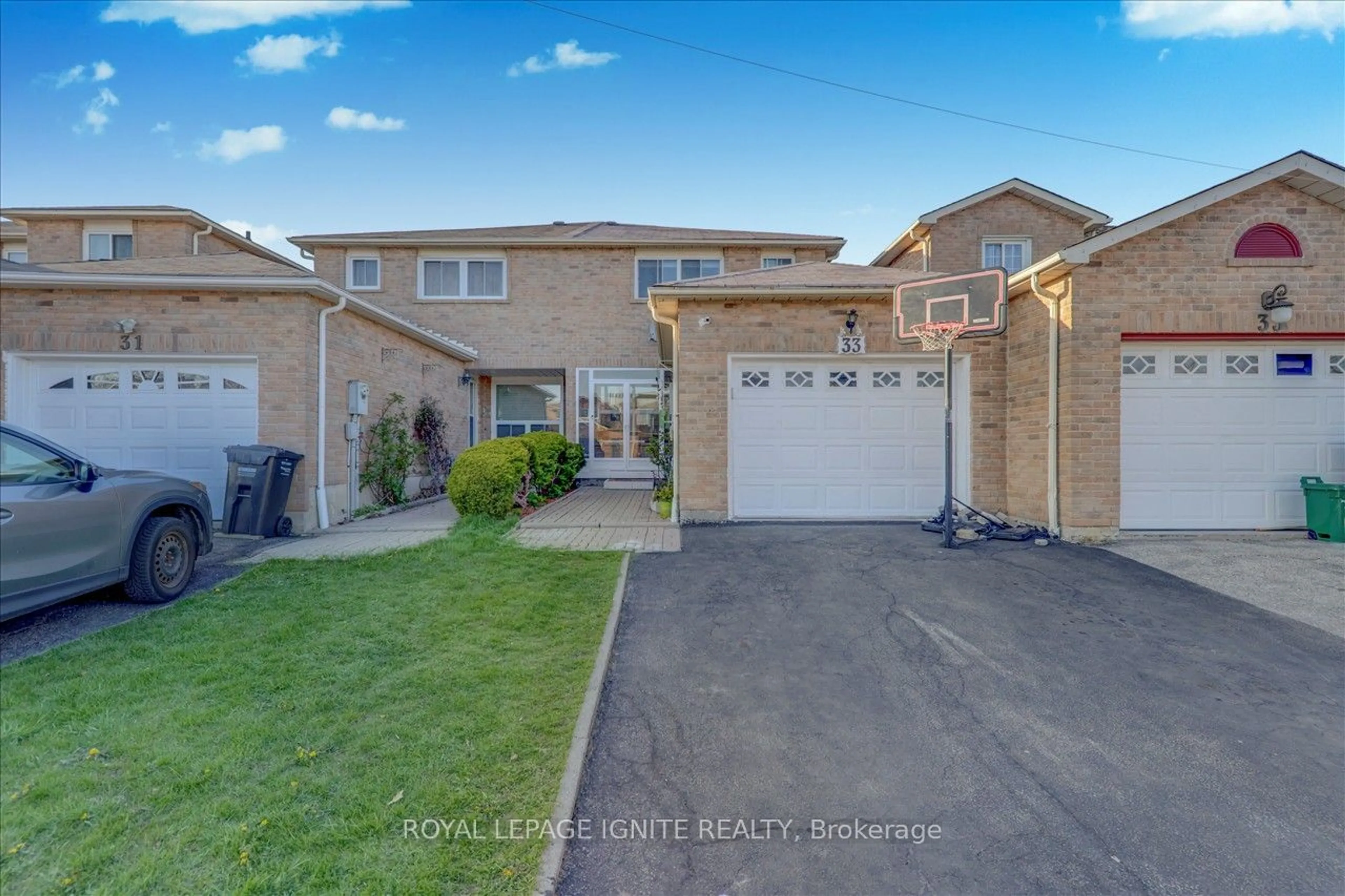 Frontside or backside of a home for 33 Ebby Ave, Brampton Ontario L6Z 3T1