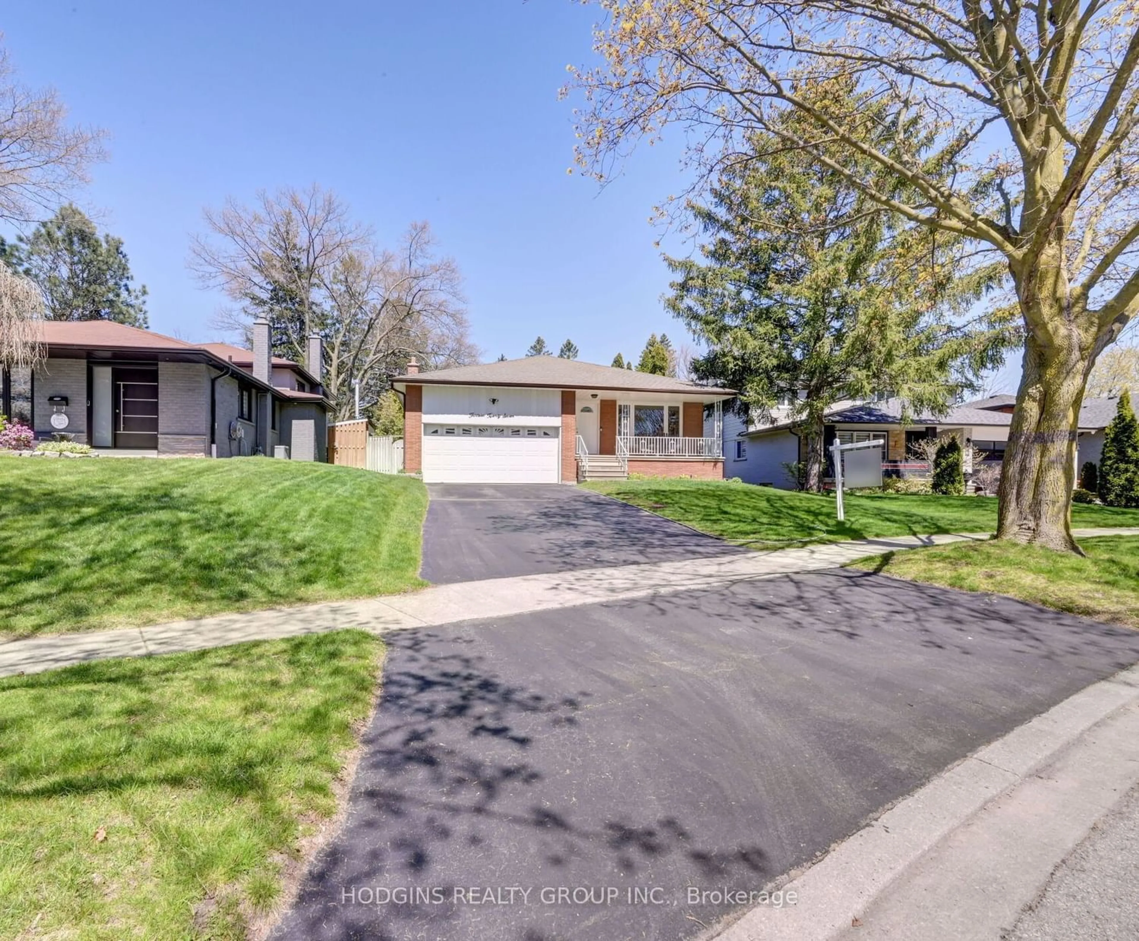 Frontside or backside of a home for 1327 Bramblewood Lane, Mississauga Ontario L5H 1L9