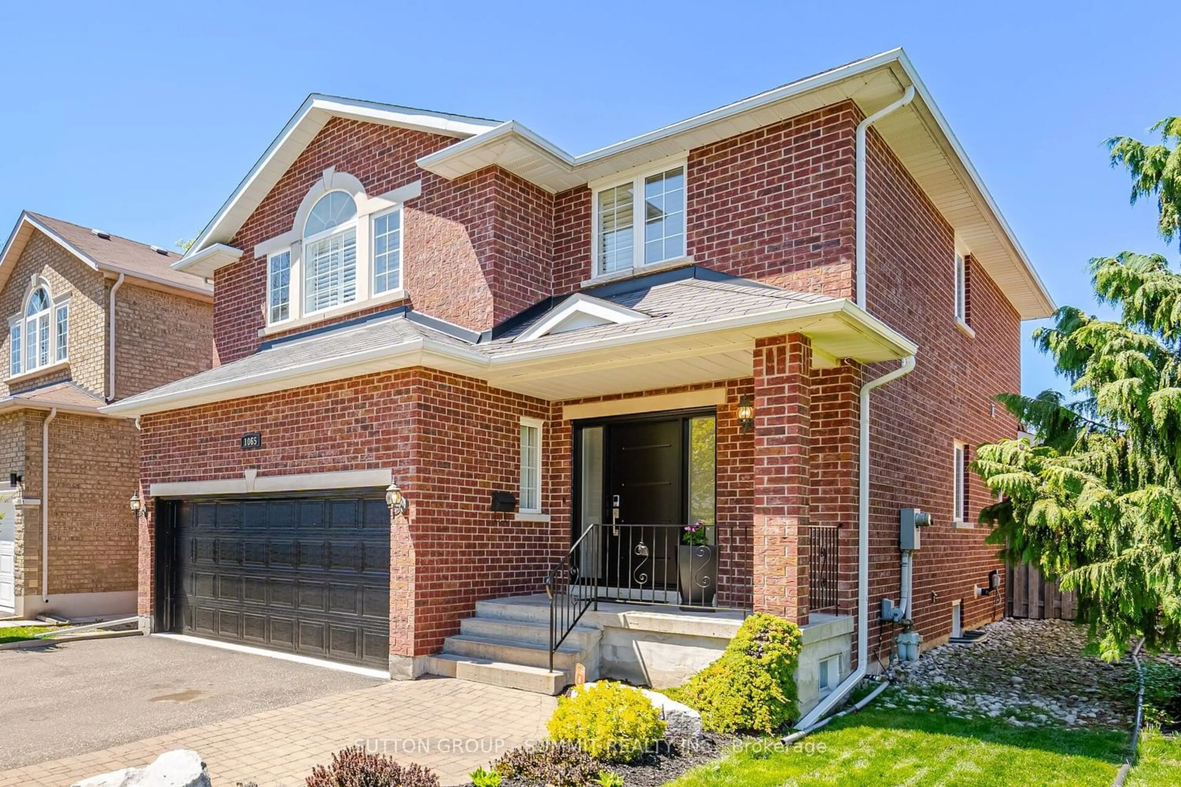 Home with brick exterior material for 1065 Halliday Ave, Mississauga Ontario L5E 1P8