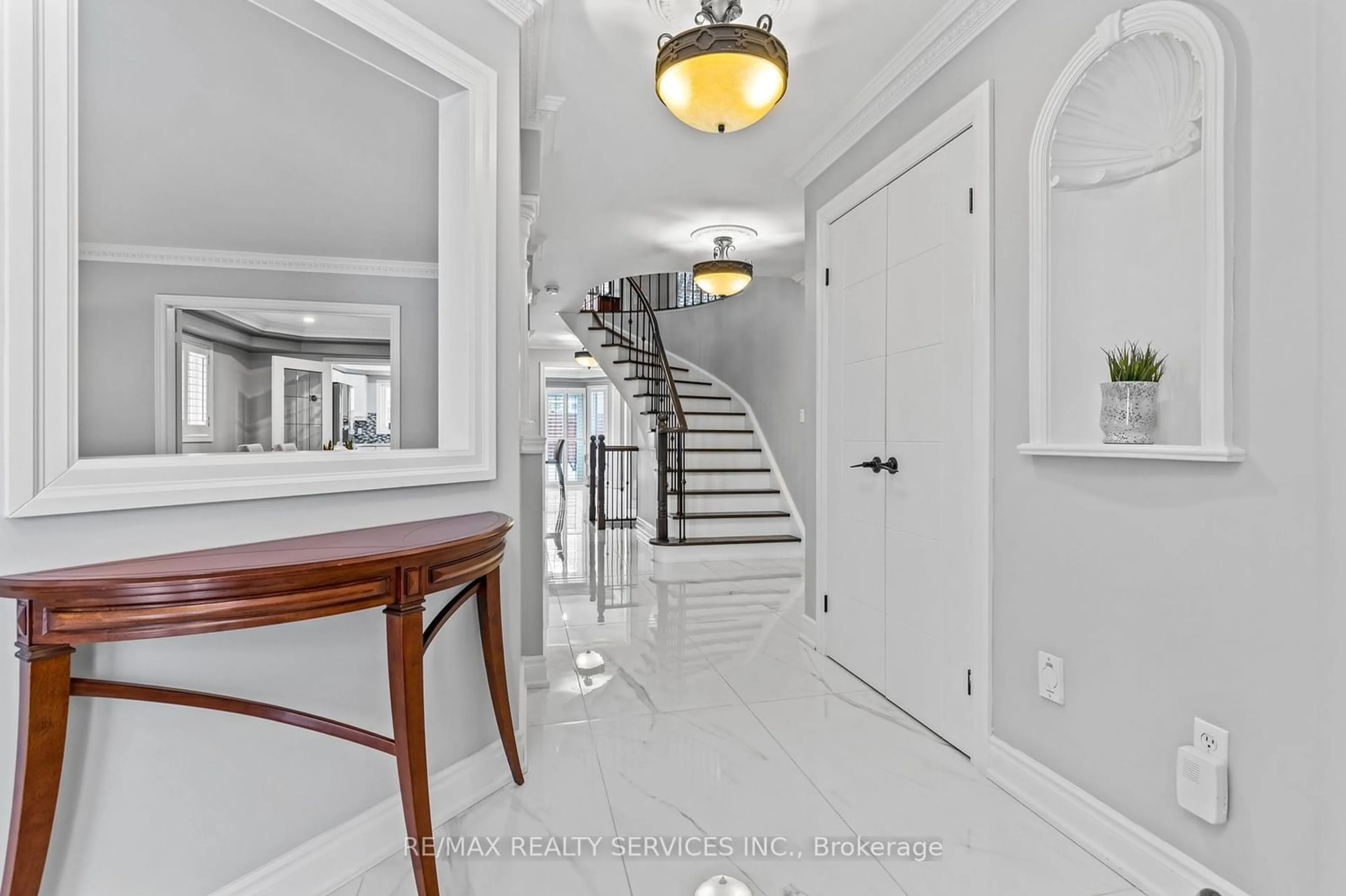Indoor foyer for 61 Royal Valley Dr, Caledon Ontario L7C 1A9