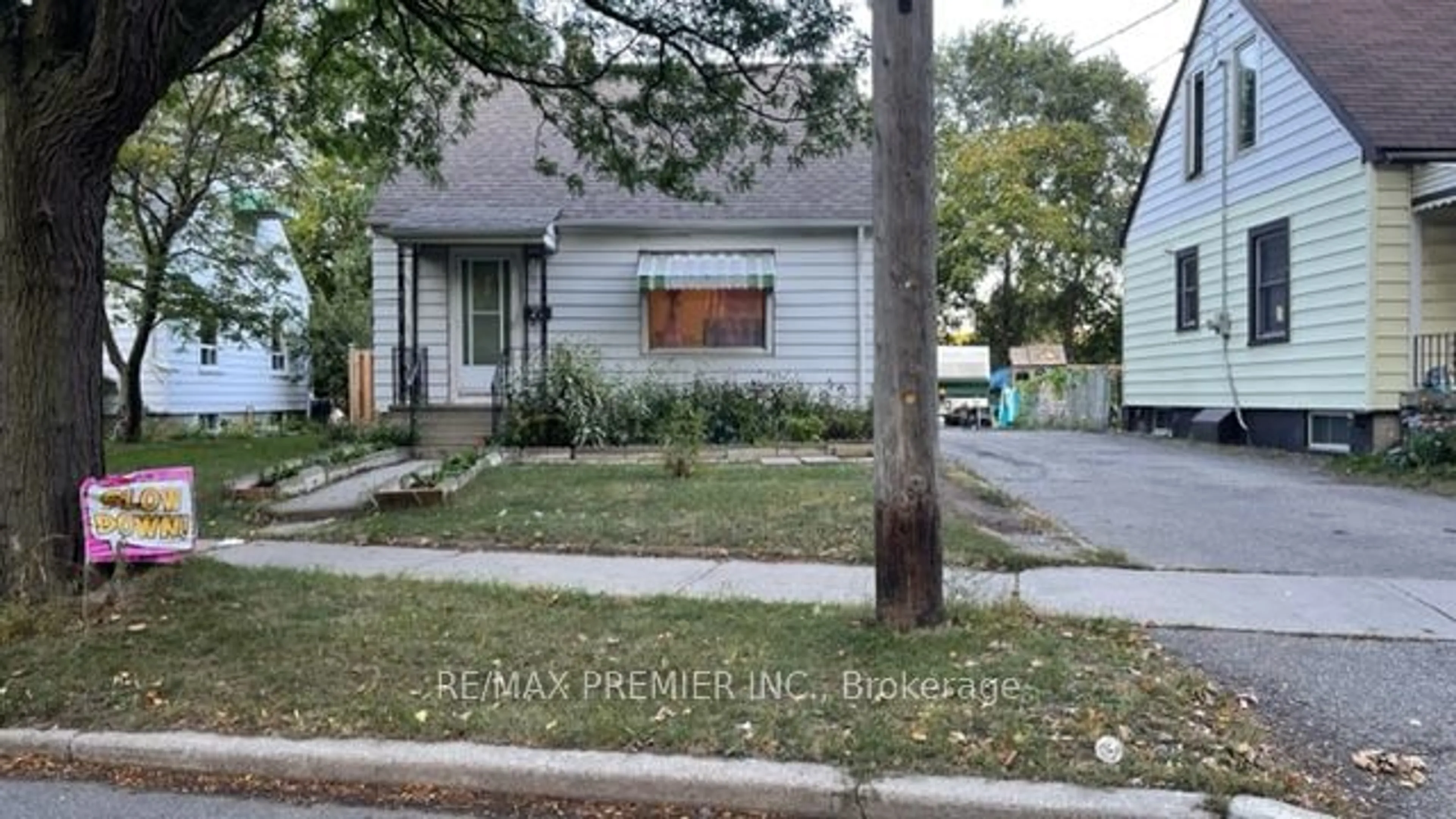 Frontside or backside of a home for 27 Tedder St, Toronto Ontario M6M 4W9