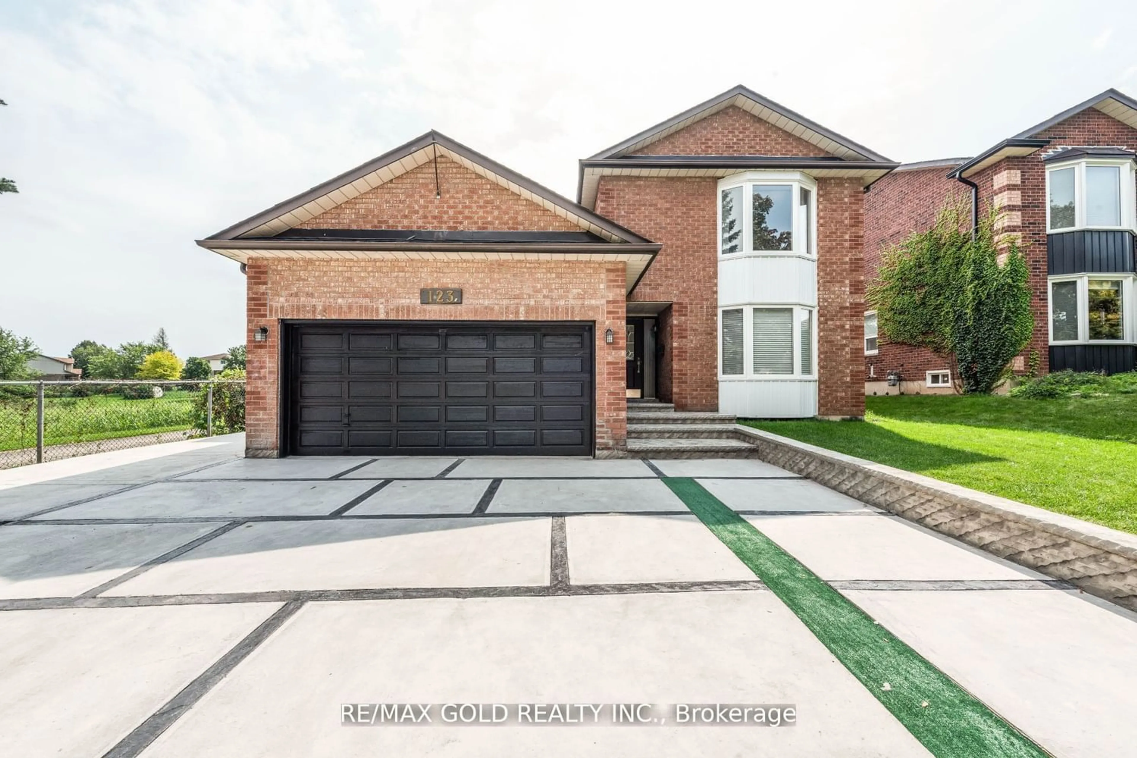 Home with brick exterior material for 123 Meadow Dr, Orangeville Ontario L9W 4J7