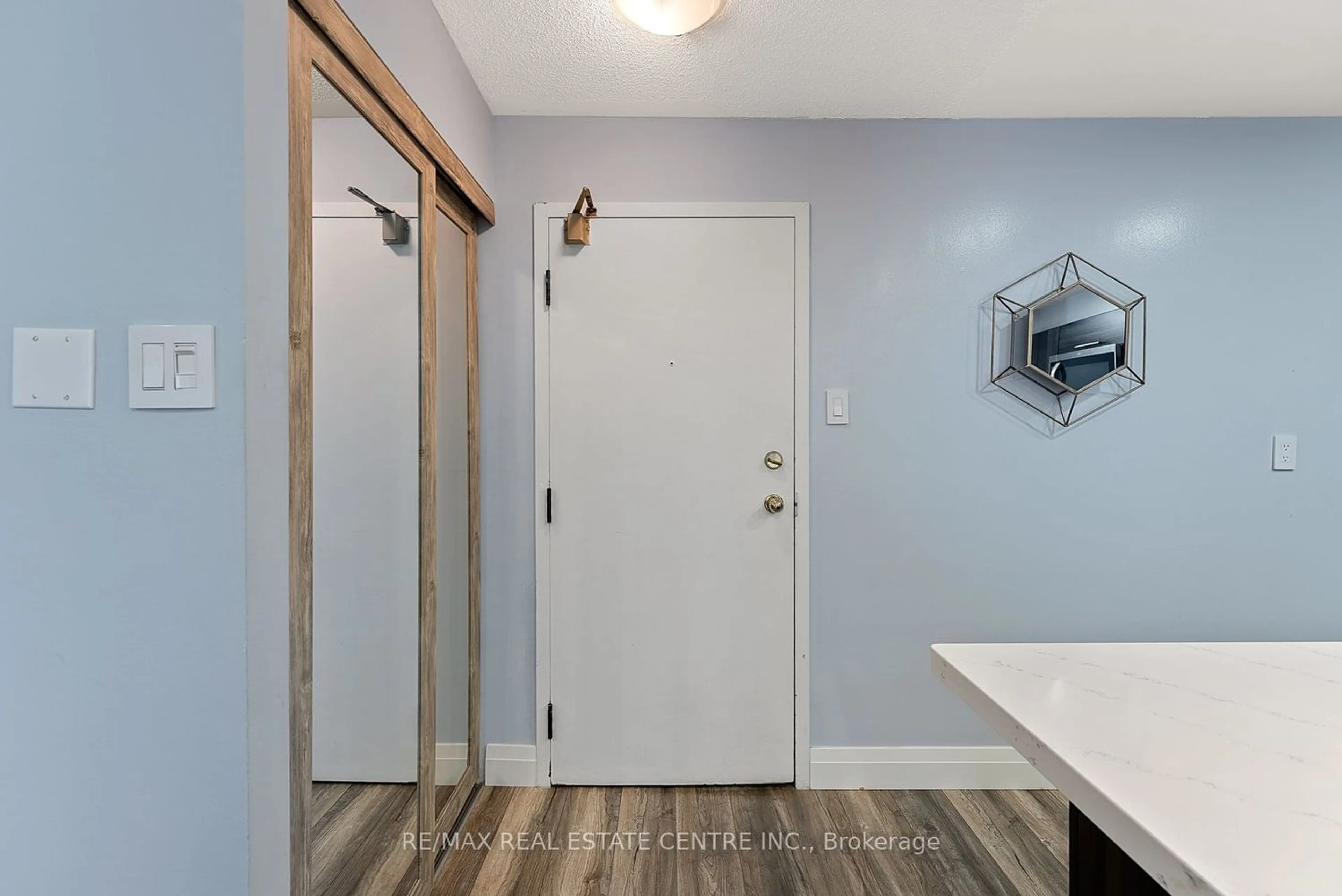 Indoor entryway for 4205 Shipp Dr Dr #104, Mississauga Ontario L4Z 2Y9