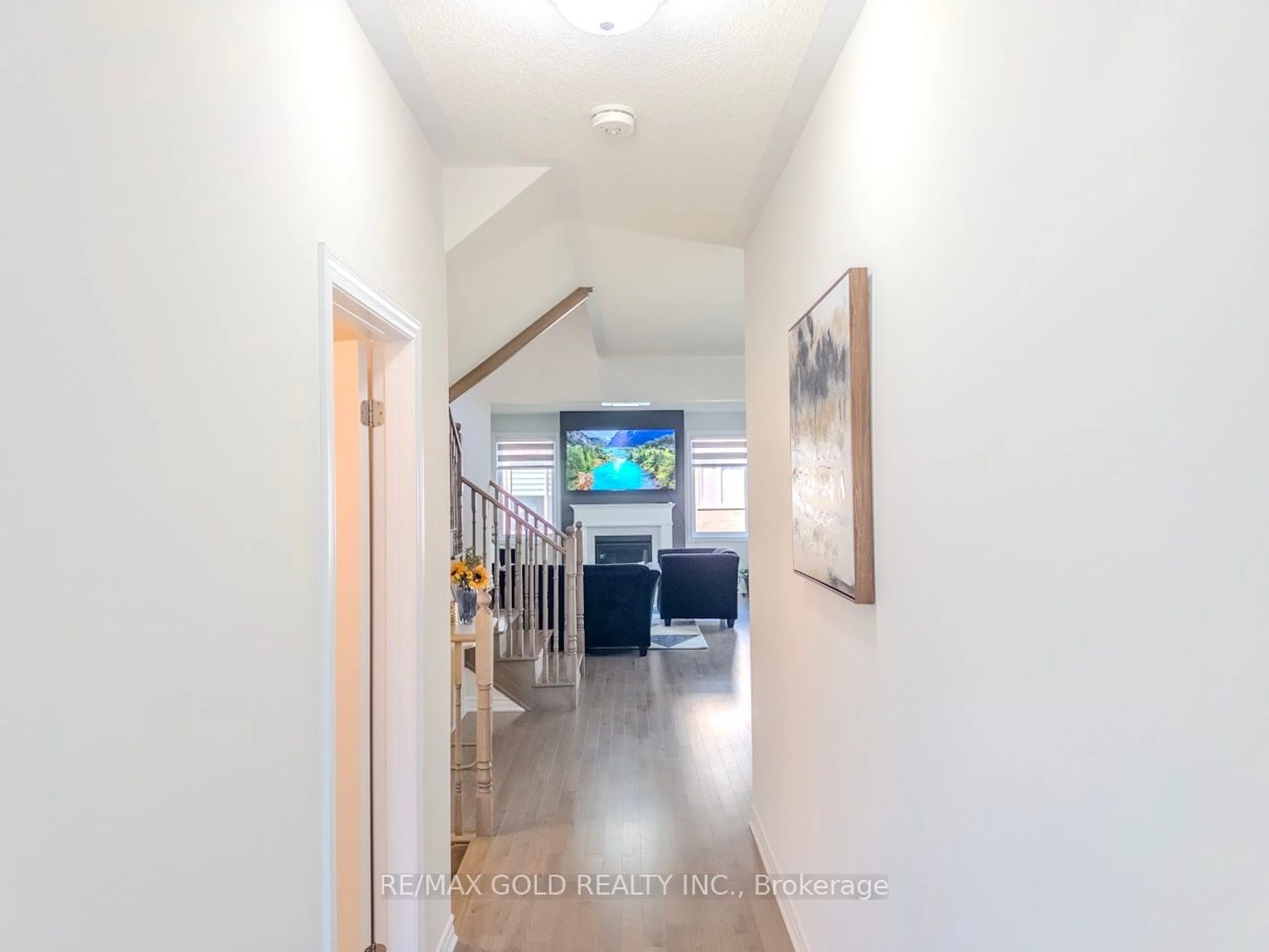 Indoor foyer for 119 Petch Ave, Caledon Ontario L7C 1Z9