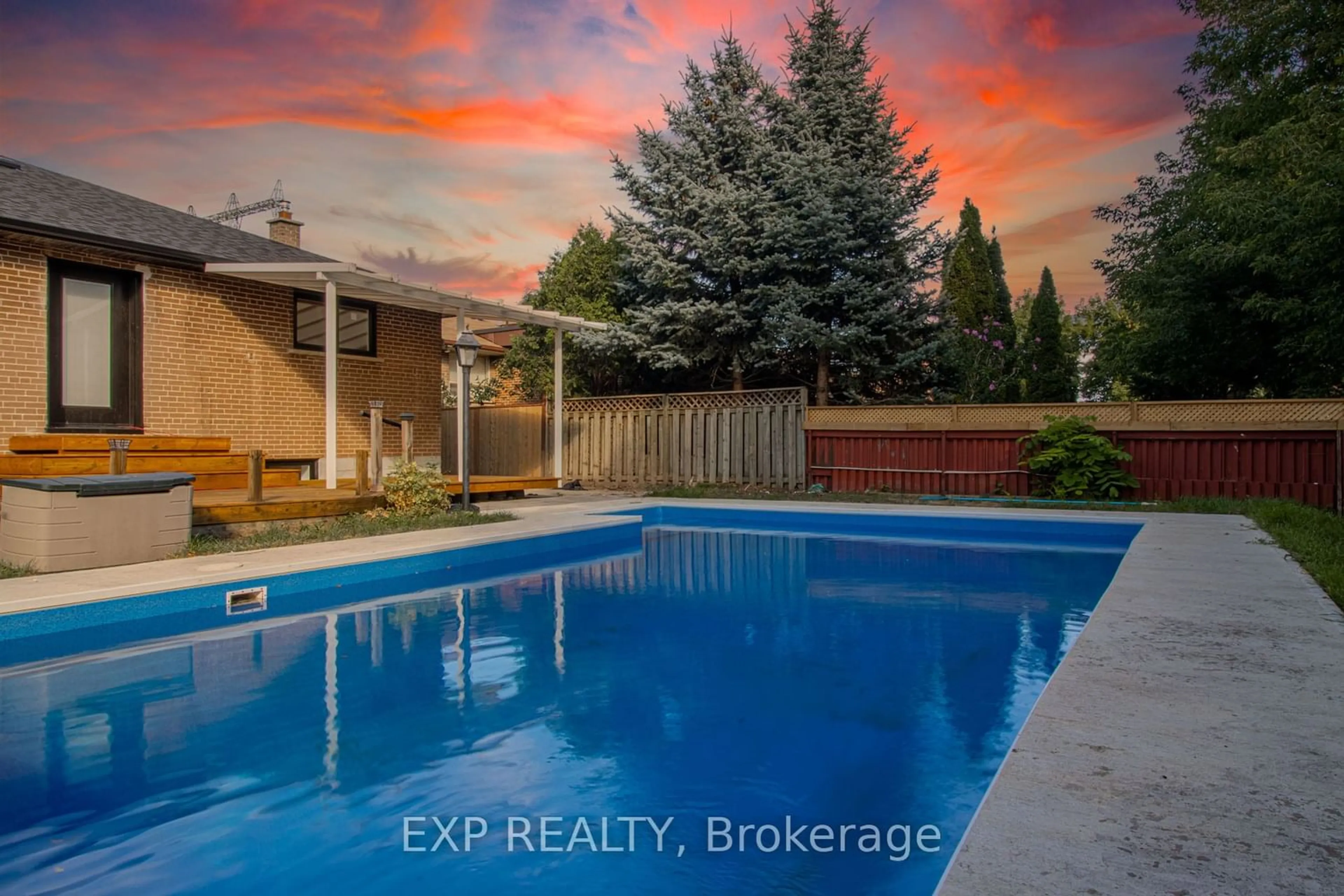 Indoor or outdoor pool for 1424 Strathy Ave, Mississauga Ontario L5E 2L2