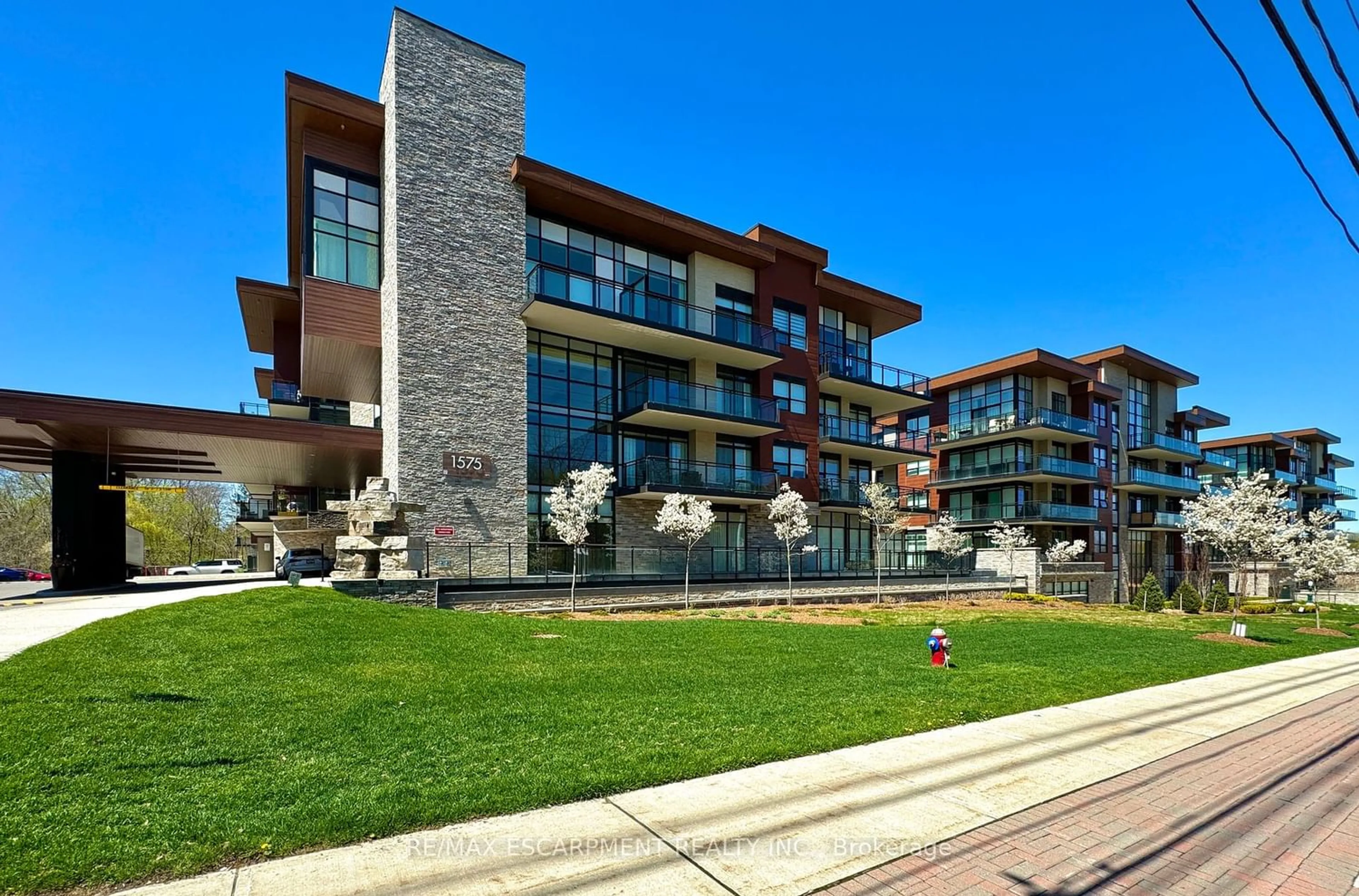 A pic from exterior of the house or condo for 1575 Lakeshore Rd #261, Mississauga Ontario L5J 0B1