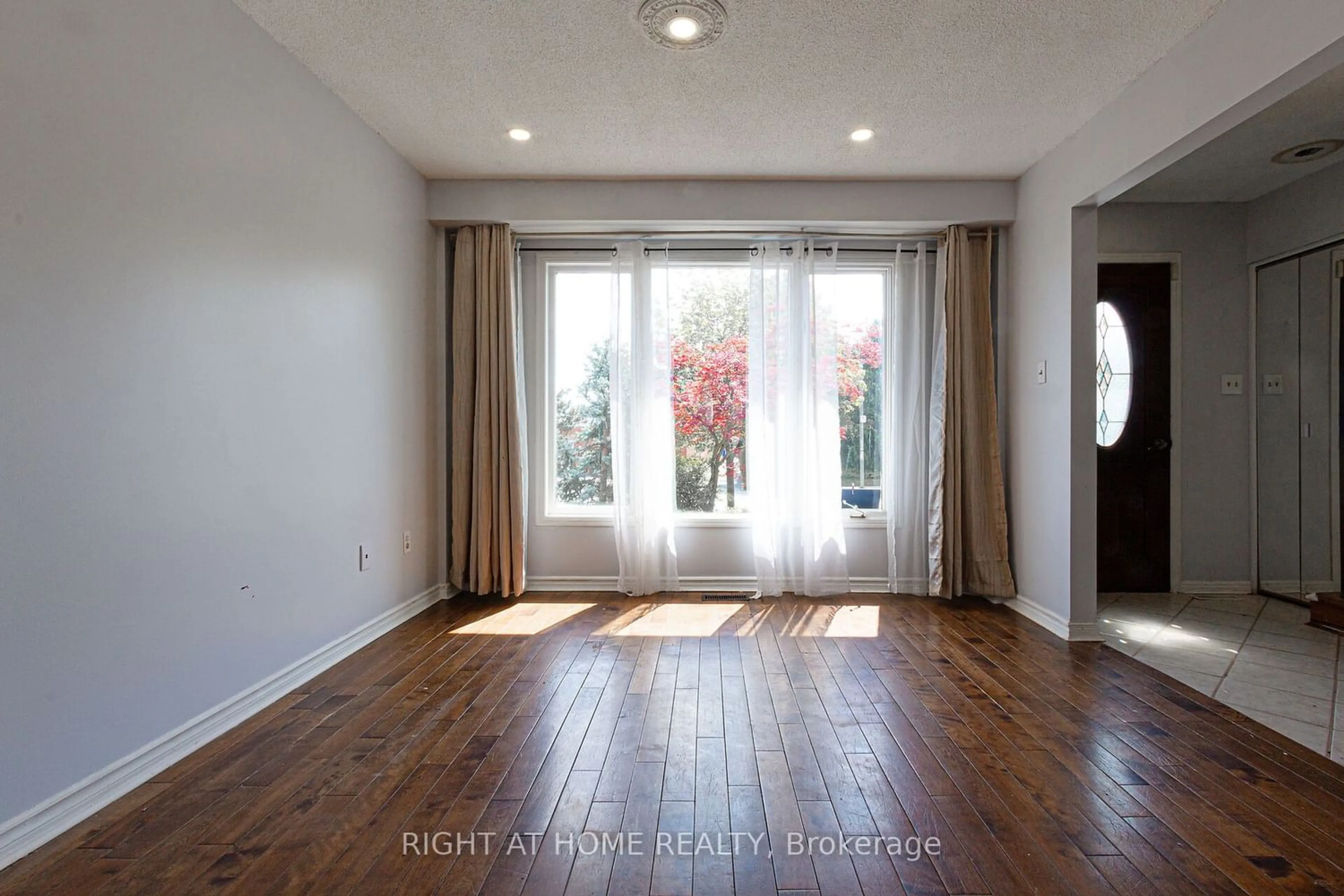 A pic of a room for 2425 Coventry Way, Burlington Ontario L7P 4P8