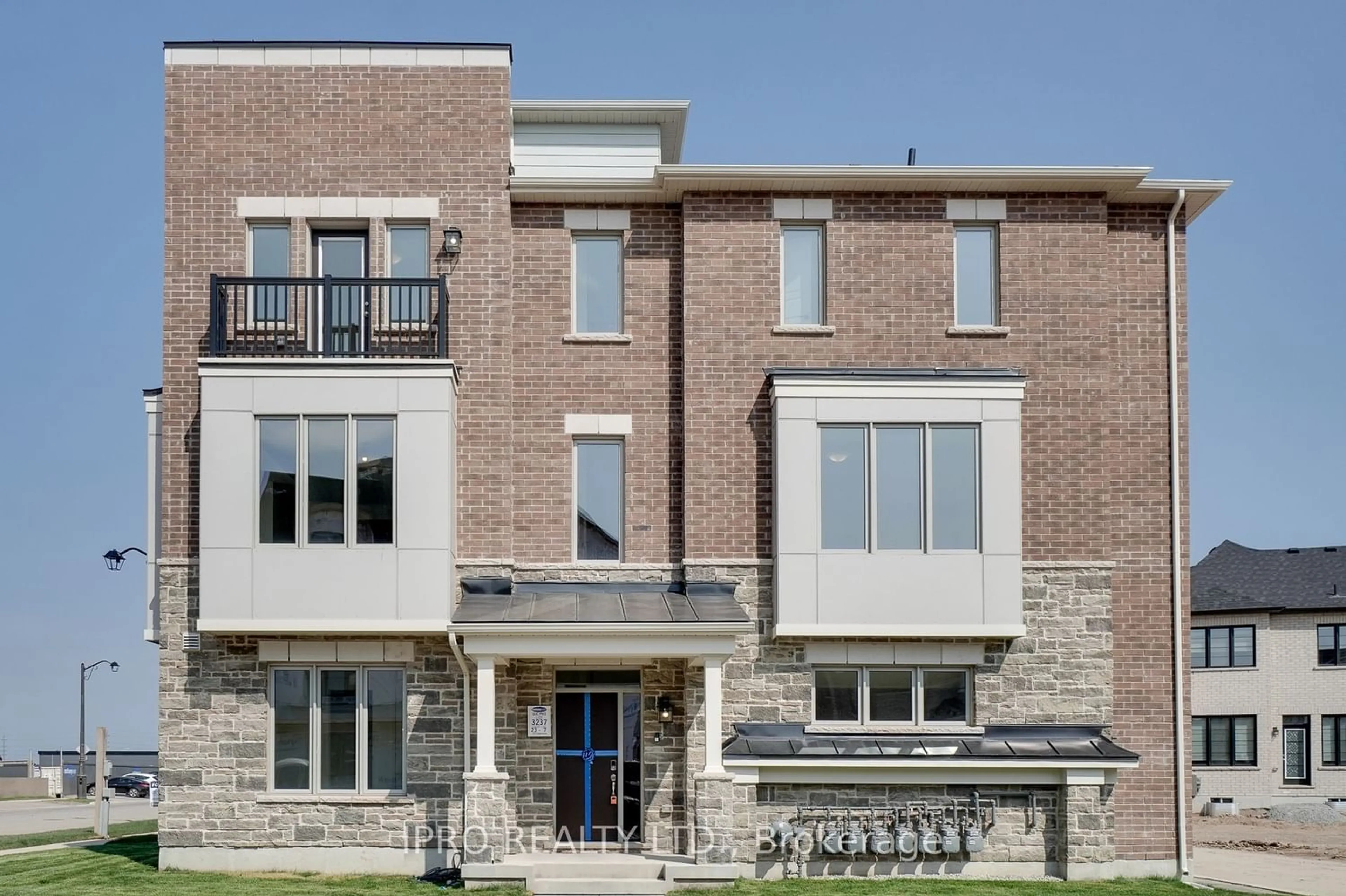 Home with brick exterior material for 1208 Tanbark Ave, Oakville Ontario L6H 3X1