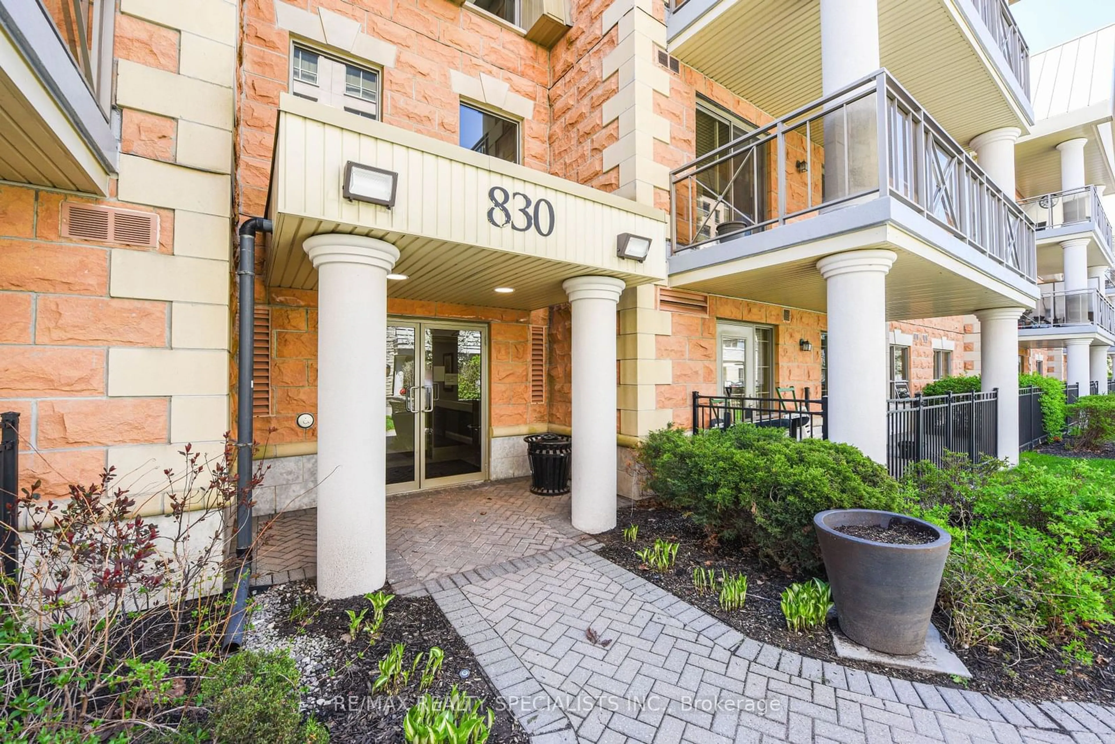 A pic from exterior of the house or condo for 830 SCOLLARD Crt #216, Mississauga Ontario L5V 0A2