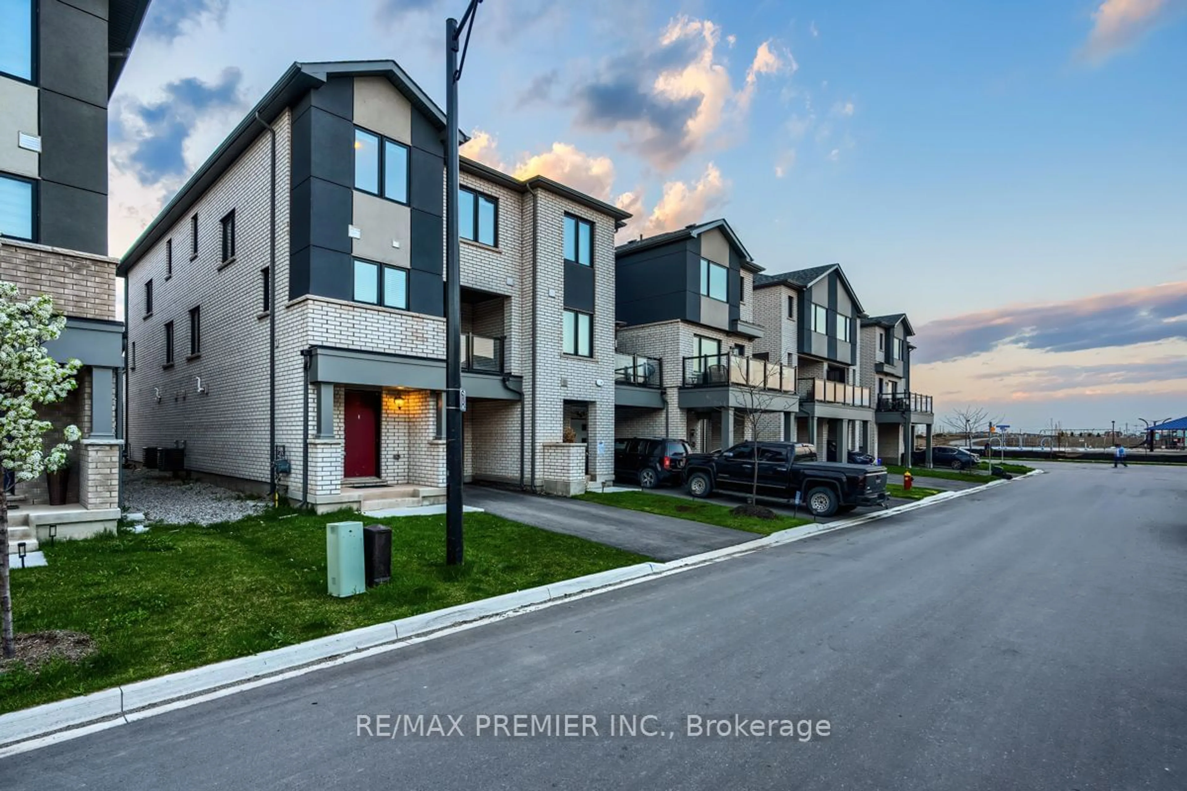 A pic from exterior of the house or condo for 570 Bellflower Crt, Milton Ontario L9T 2X5
