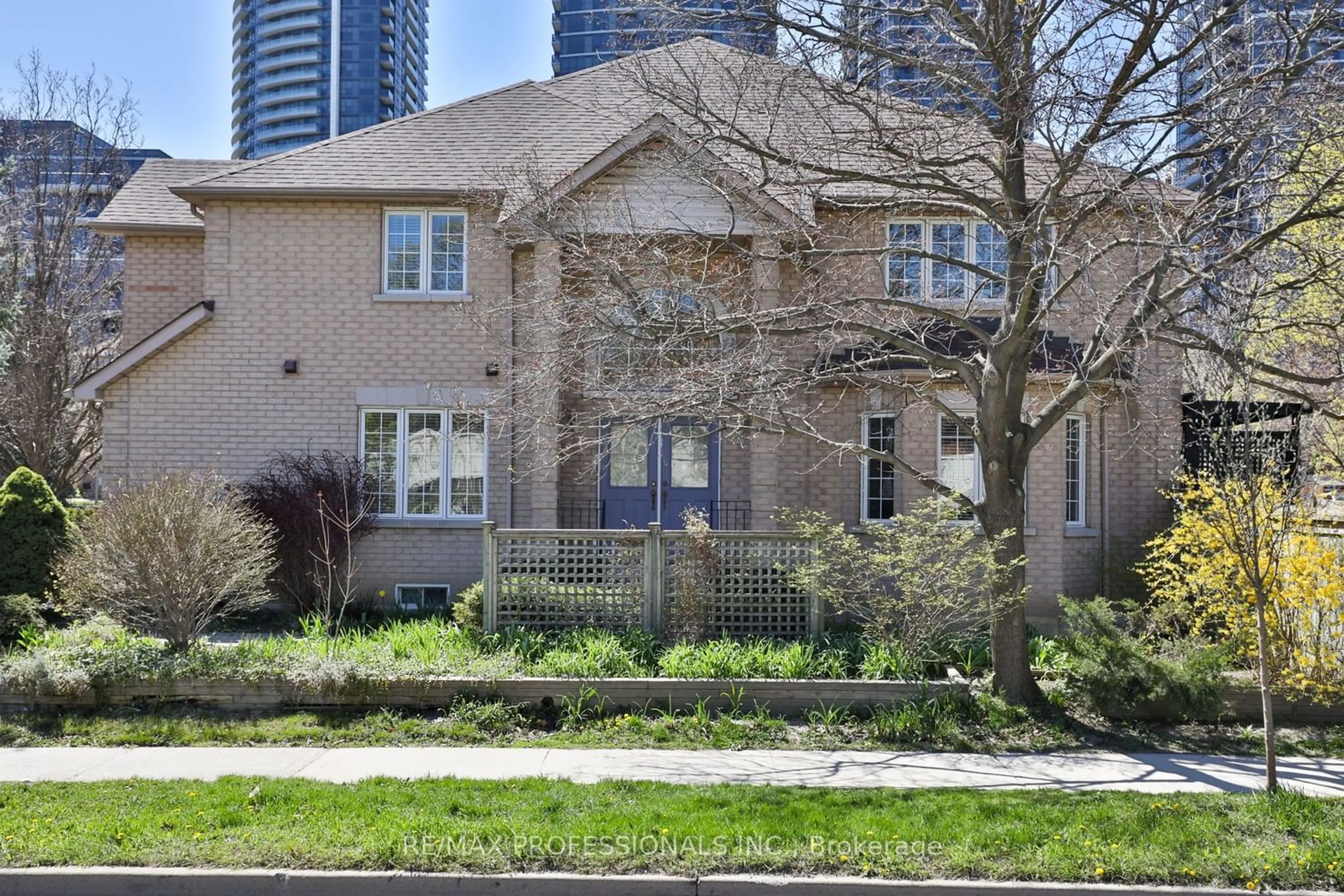 A pic from exterior of the house or condo for 2 Formula Crt, Toronto Ontario M9B 6L4