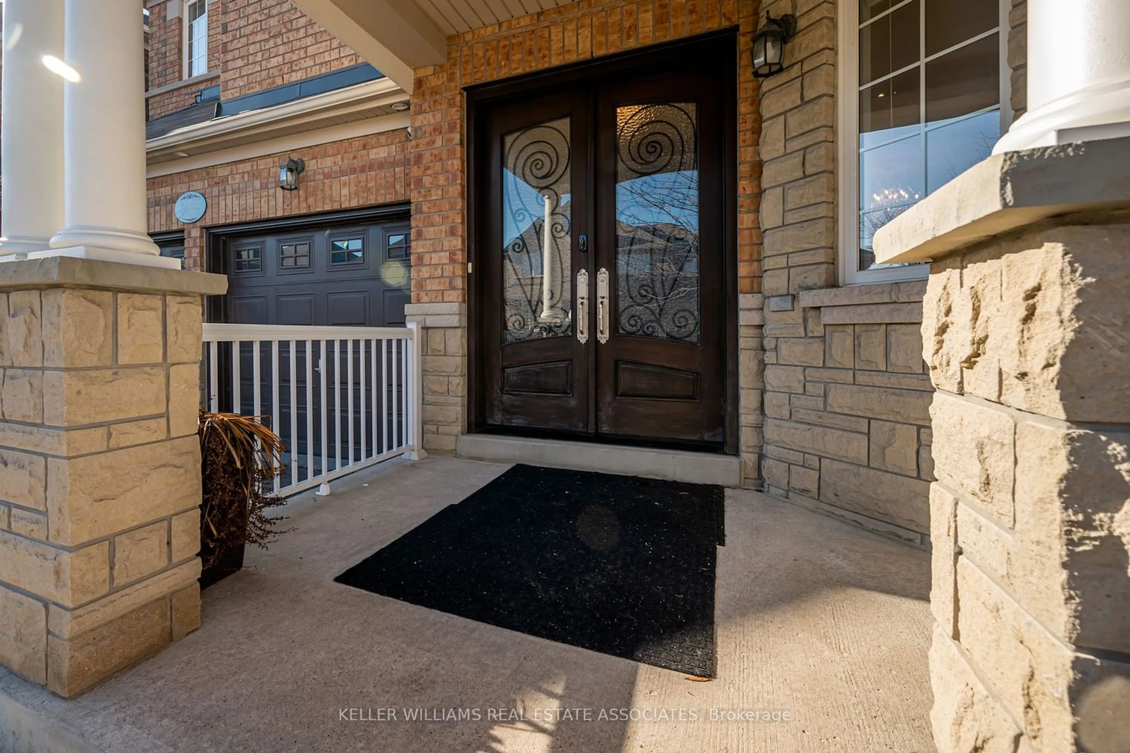 Indoor entryway for 3261 Paul Henderson Dr, Mississauga Ontario L5M 0H5