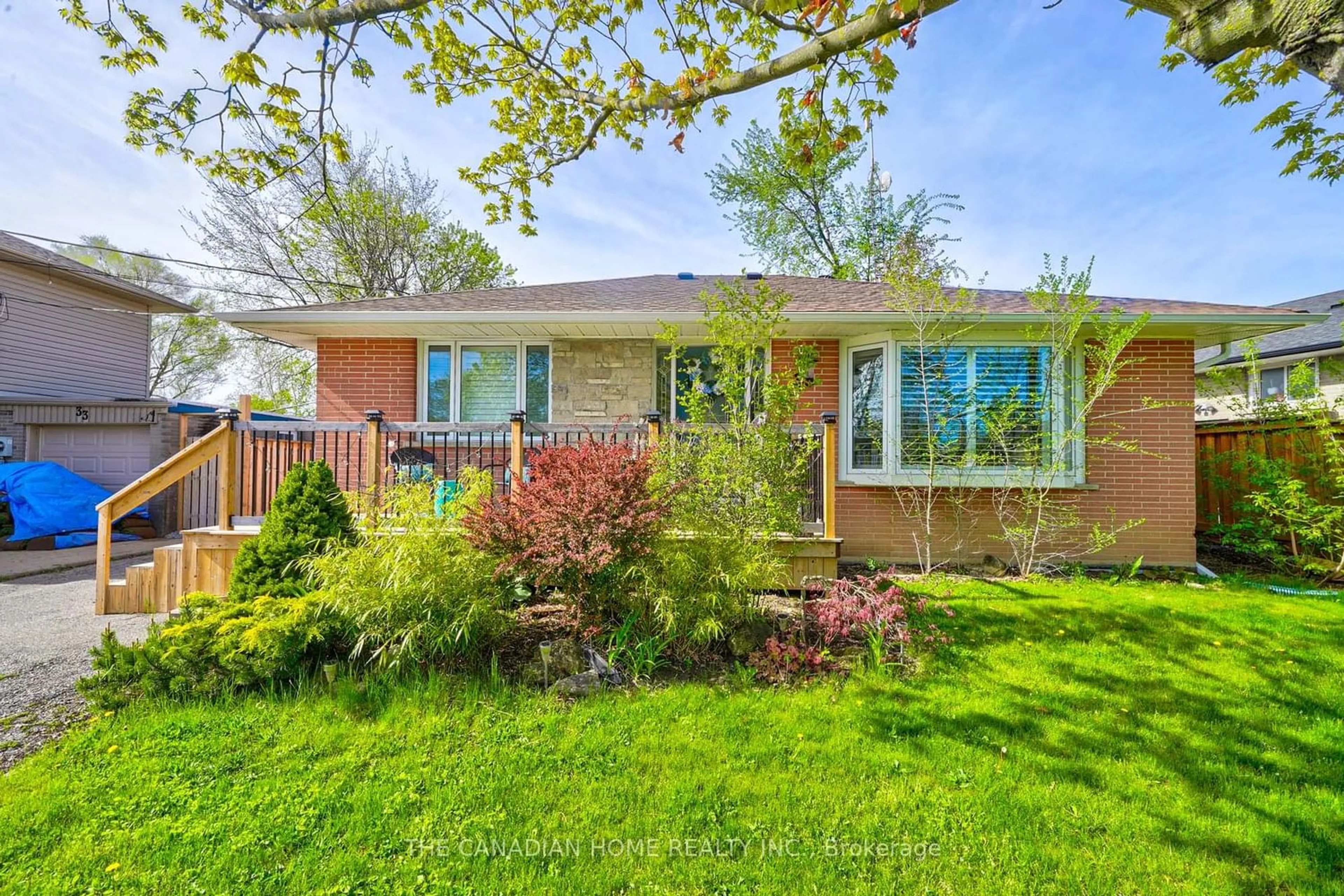 Frontside or backside of a home for 35 Weber Dr, Halton Hills Ontario L7G 1C1