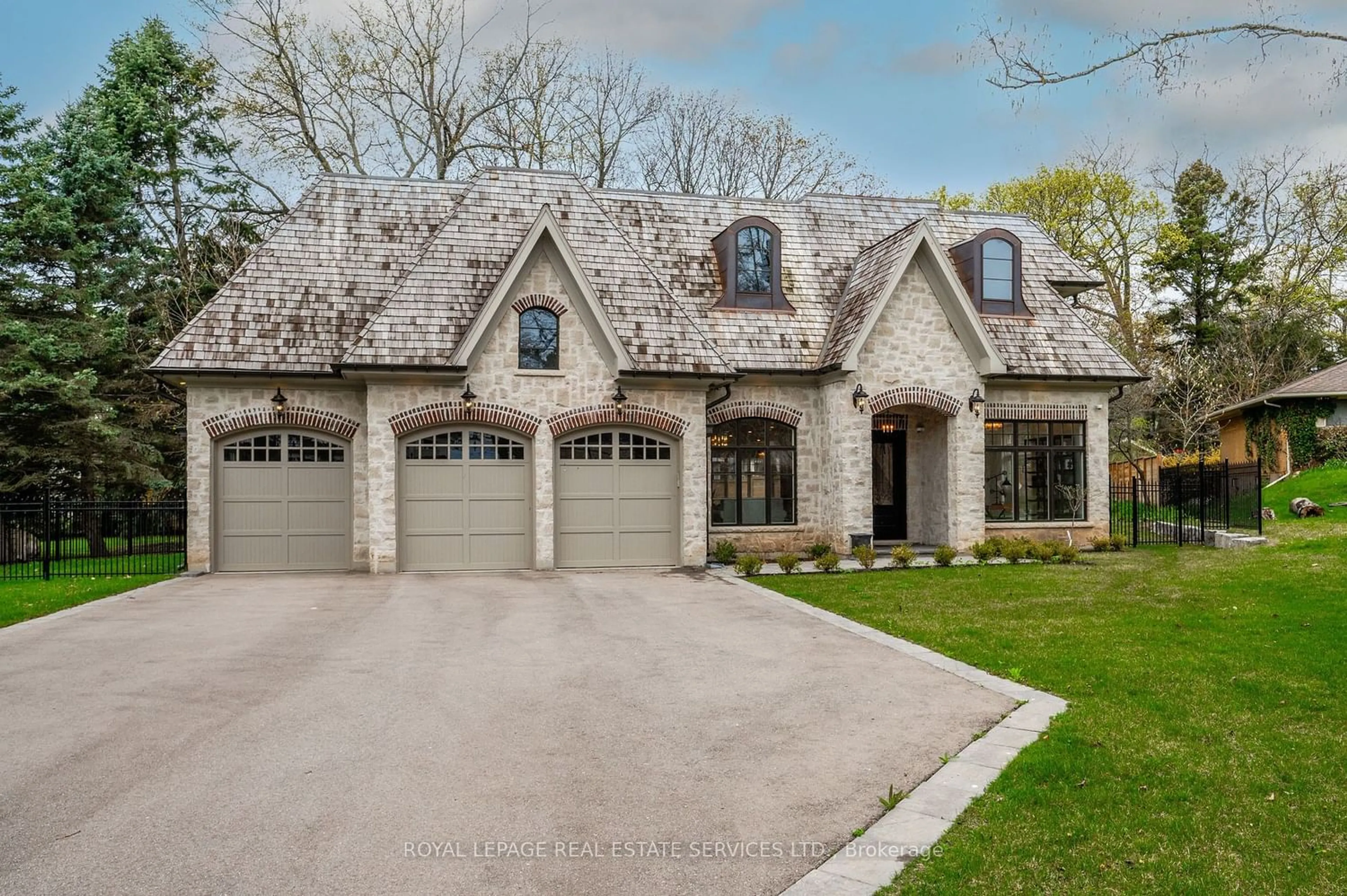 Home with brick exterior material for 1257 Lakeshore Rd, Oakville Ontario L6L 1E7