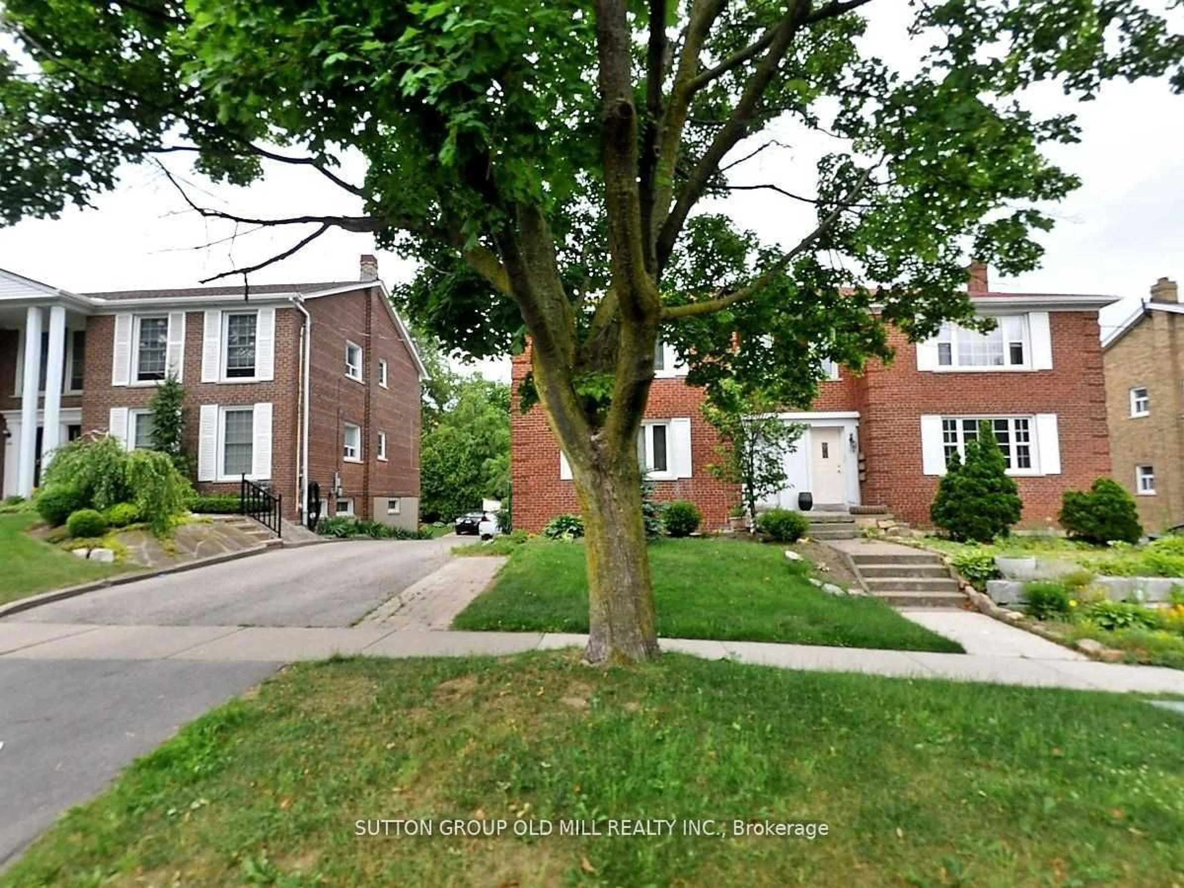 Frontside or backside of a home for 112 Stephen Dr, Toronto Ontario M8Y 3N3