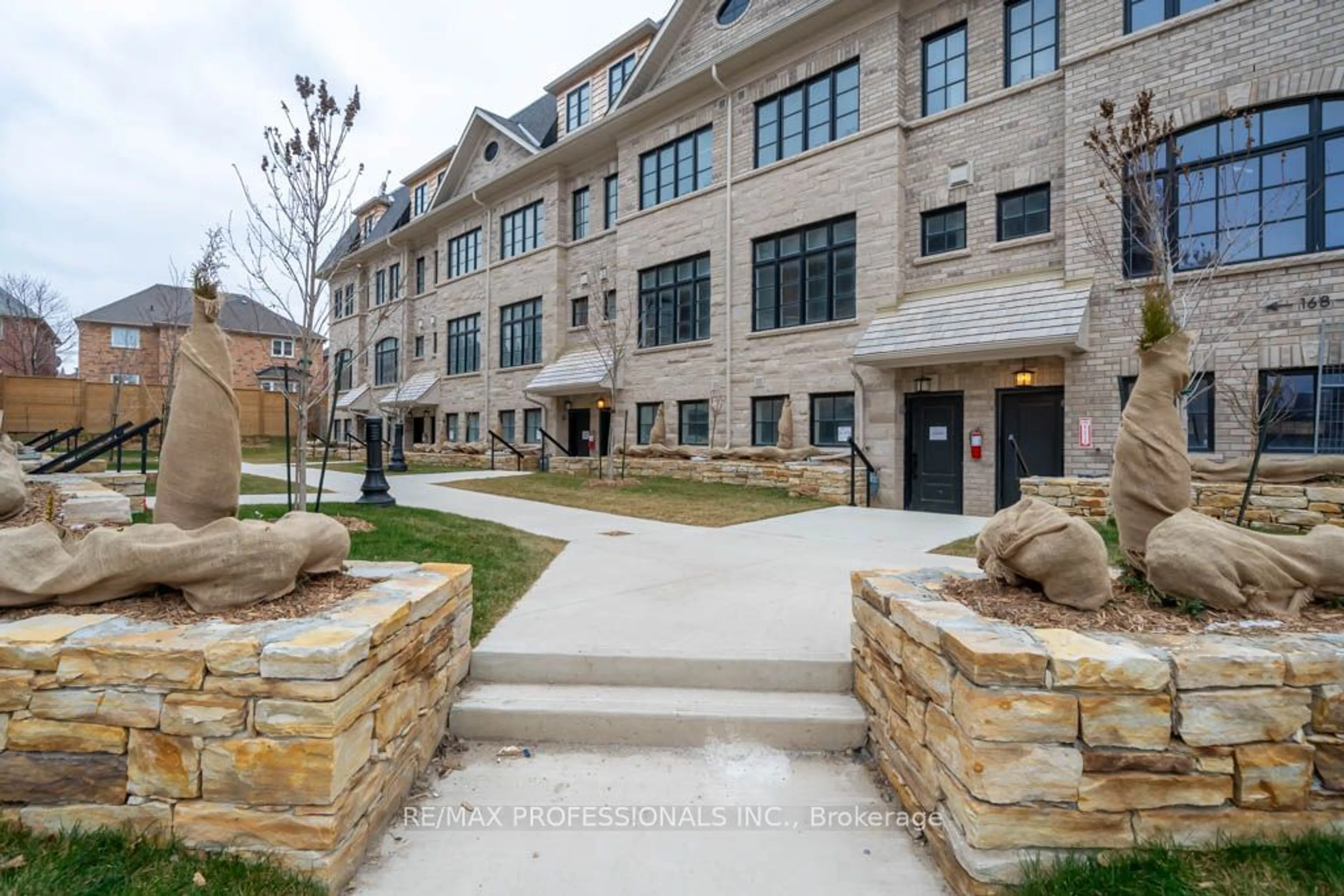 A pic from exterior of the house or condo for 56 Lunar Cres #171, Mississauga Ontario L5M 2R5