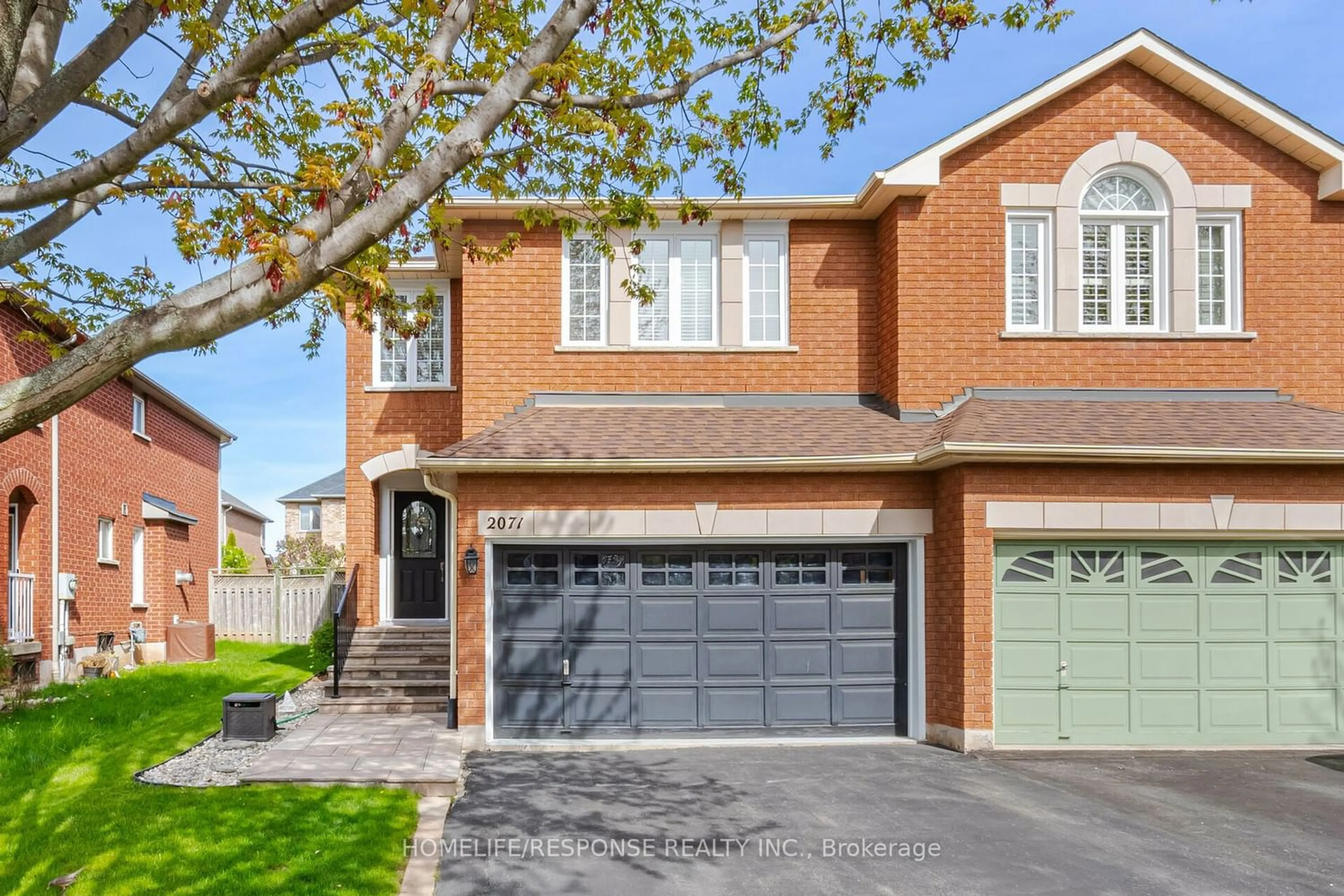 Home with brick exterior material for 2071 Shady Glen Rd, Oakville Ontario L6M 3N5