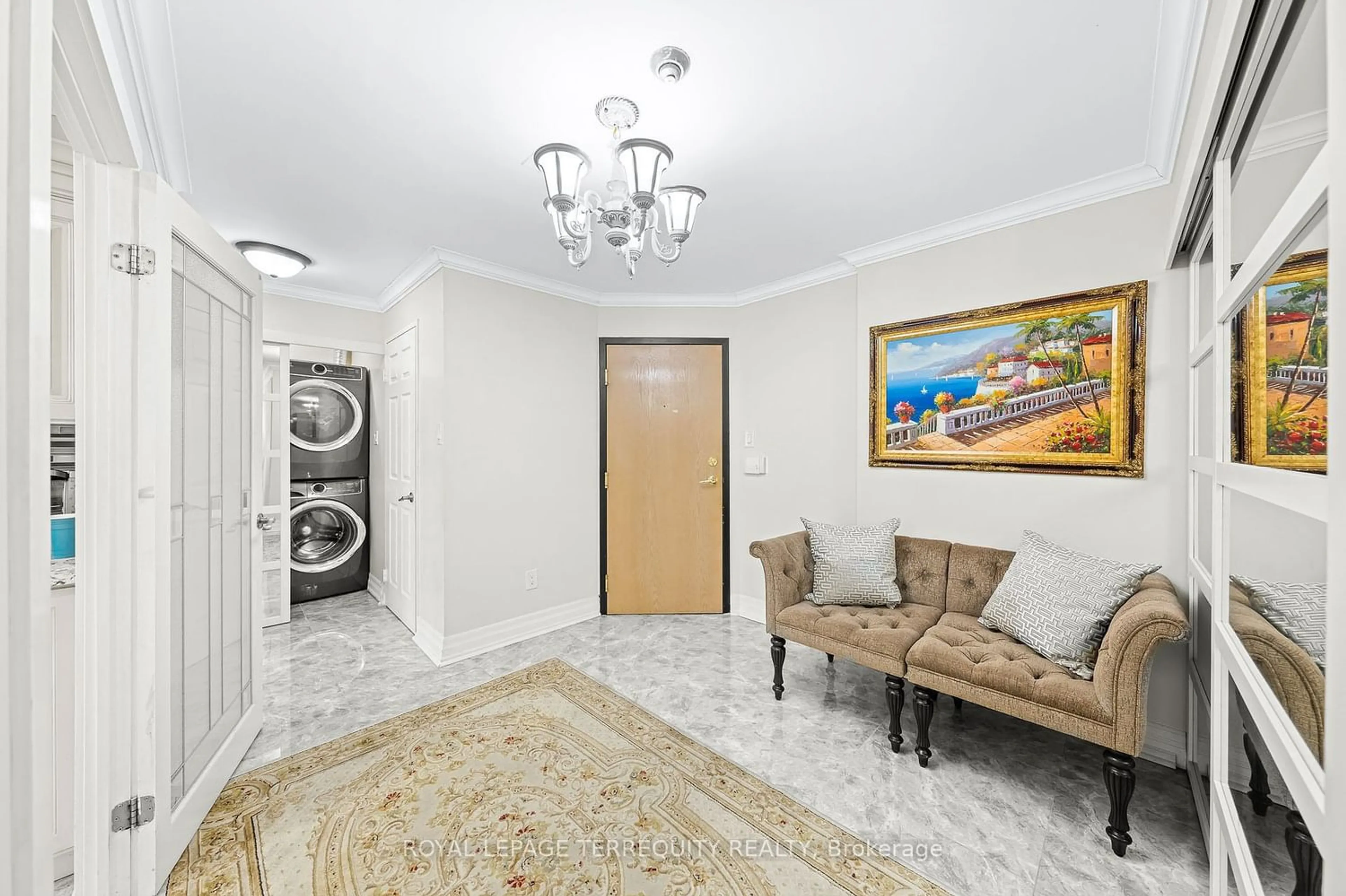 Indoor foyer for 55 Elm Dr #113, Mississauga Ontario L5B 3Z3