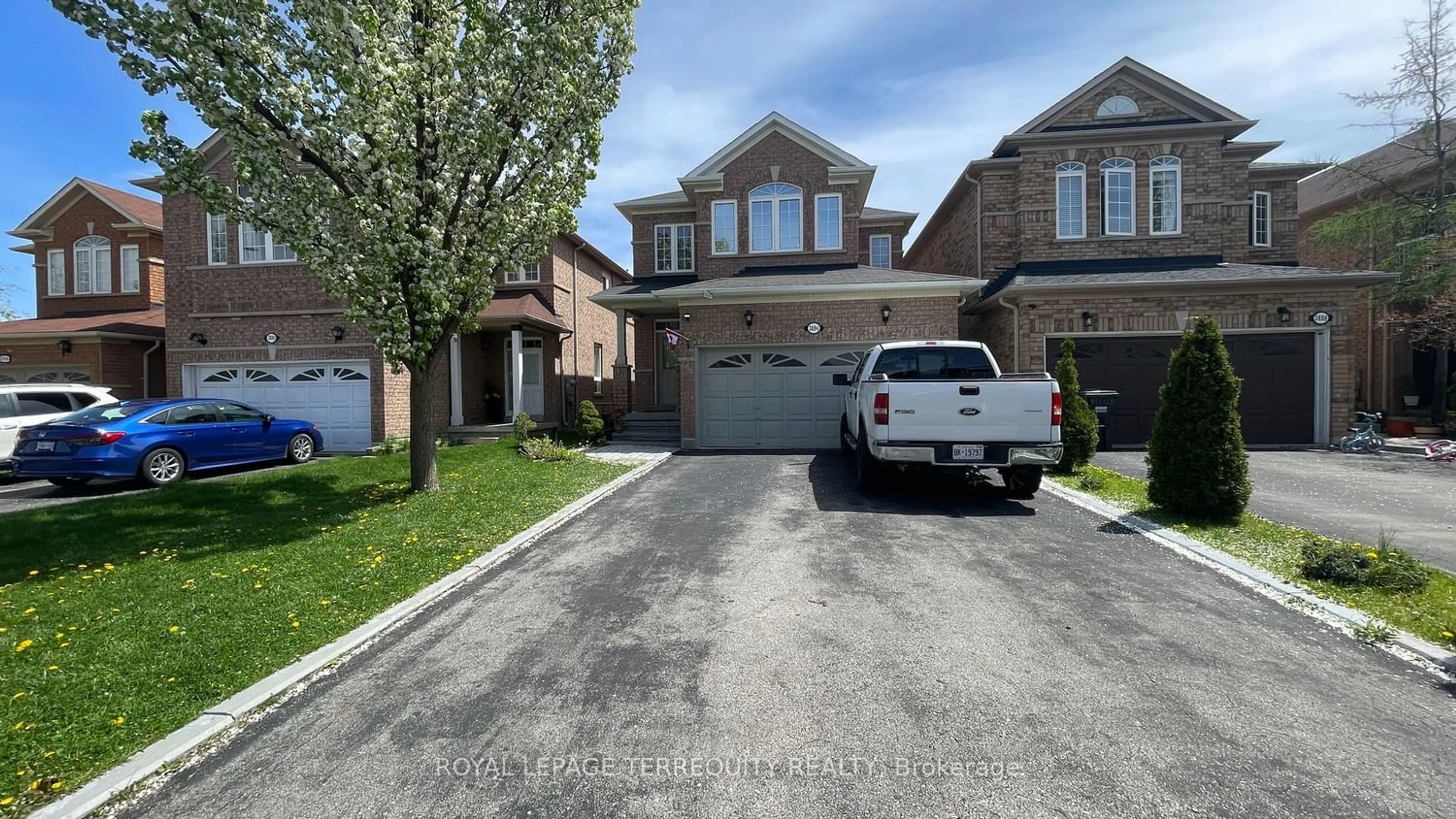 Frontside or backside of a home for 3894 Passway Rd, Mississauga Ontario L5N 8N9