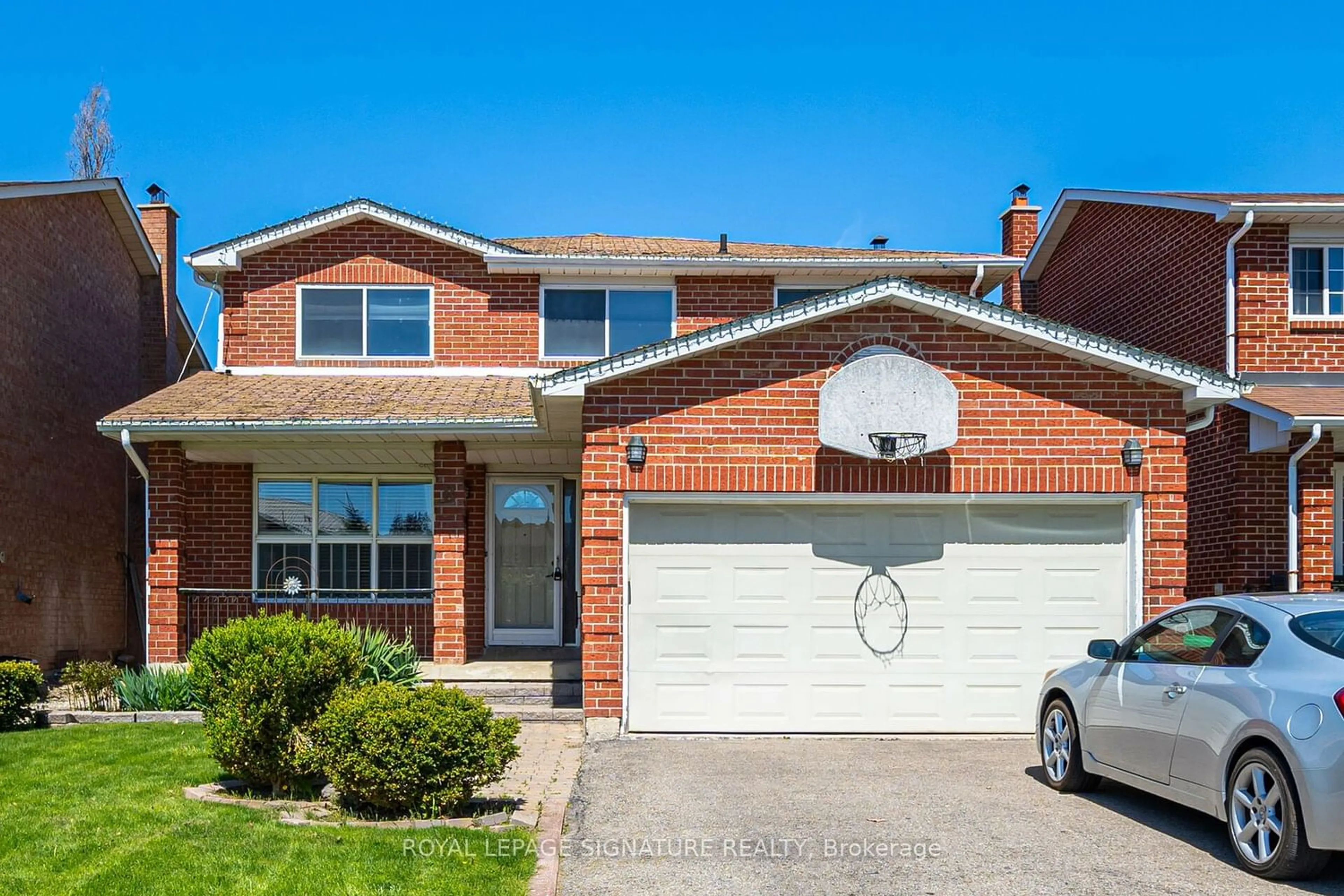Home with brick exterior material for 8 Romney Crt, Brampton Ontario L6Z 3S2
