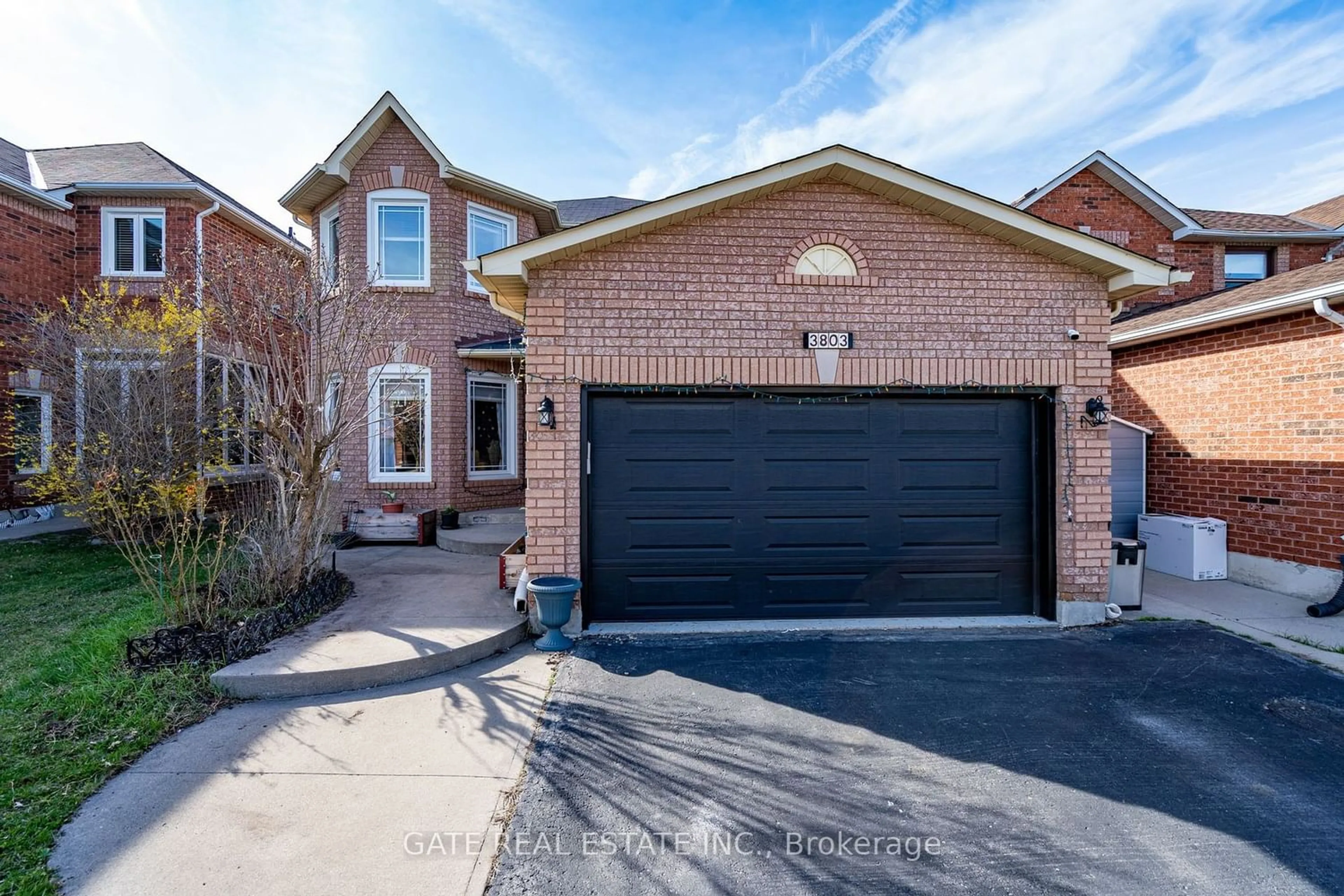 Home with brick exterior material for 3803 Laurenclaire Dr, Mississauga Ontario L5N 7G8
